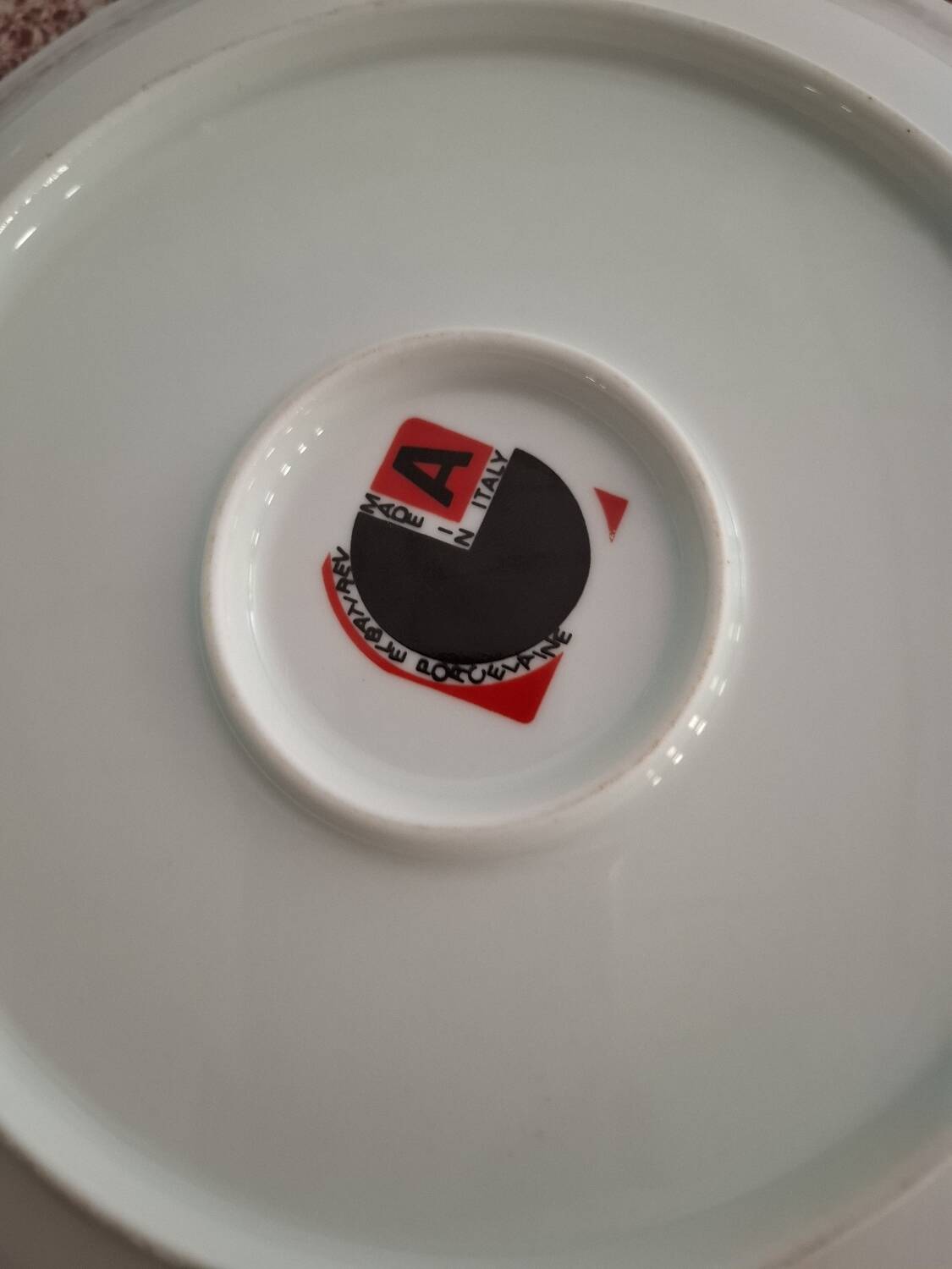 Round serving dish, Italy, 70'