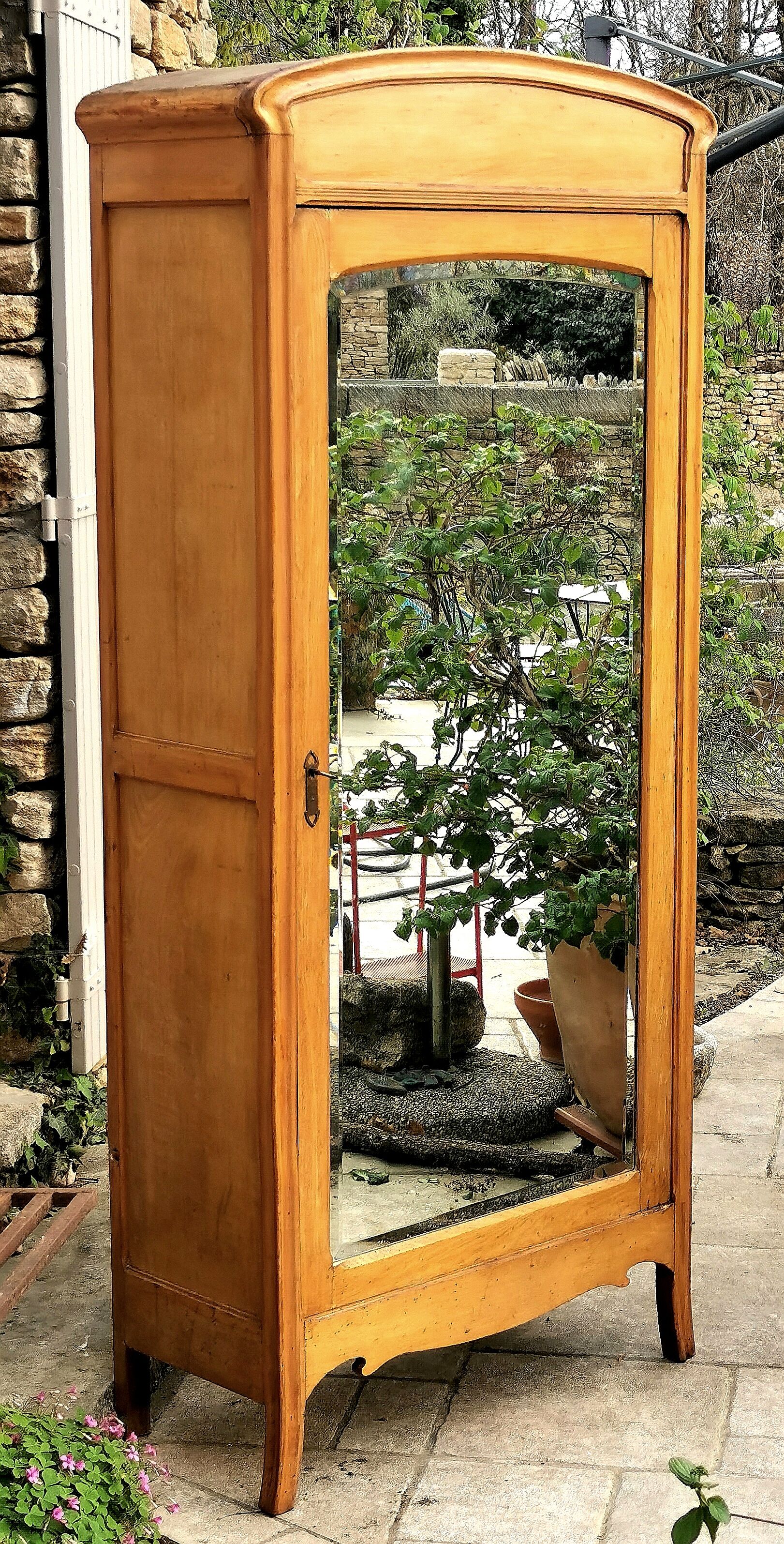 Superb Bonnetière Art Nouveau cabinet in lemon tree