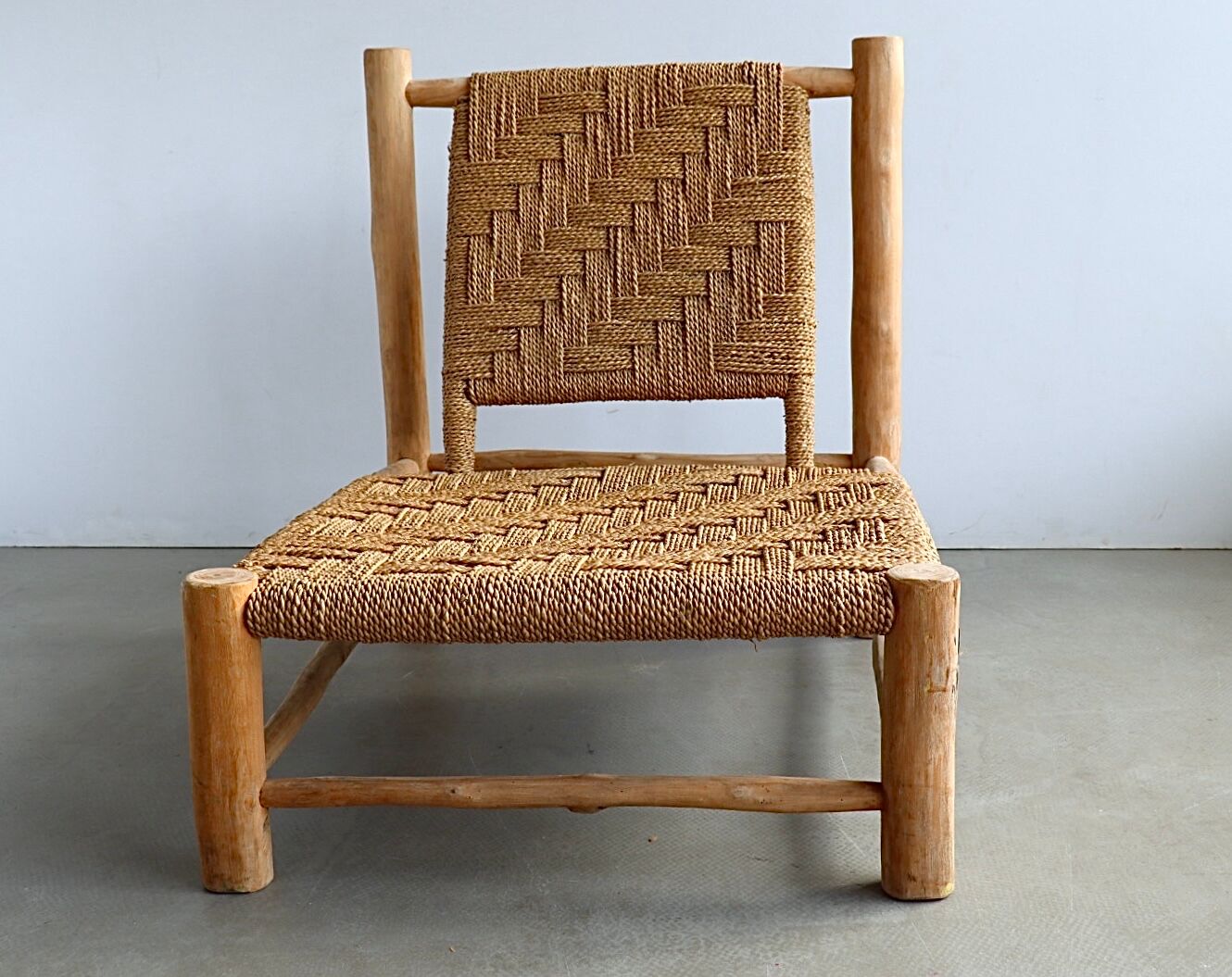 Low lounge chair in sisal rope and ash wood