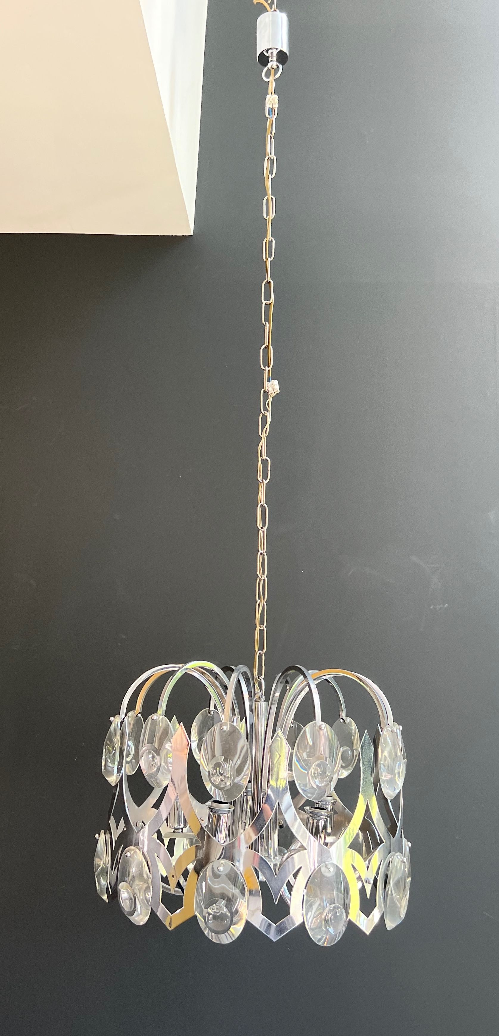 Lustre design en chrome et cristaux de Angelo Gaetano Sciolari. Vers 1970