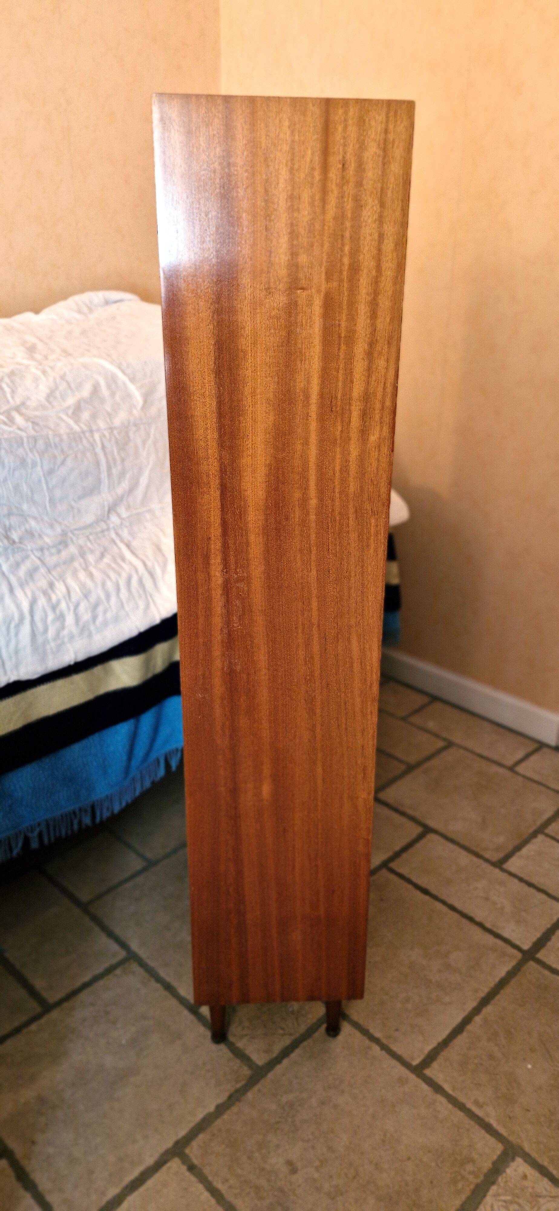 Vintage: Wooden display cabinet with 5 shelves, 4 wooden legs.
