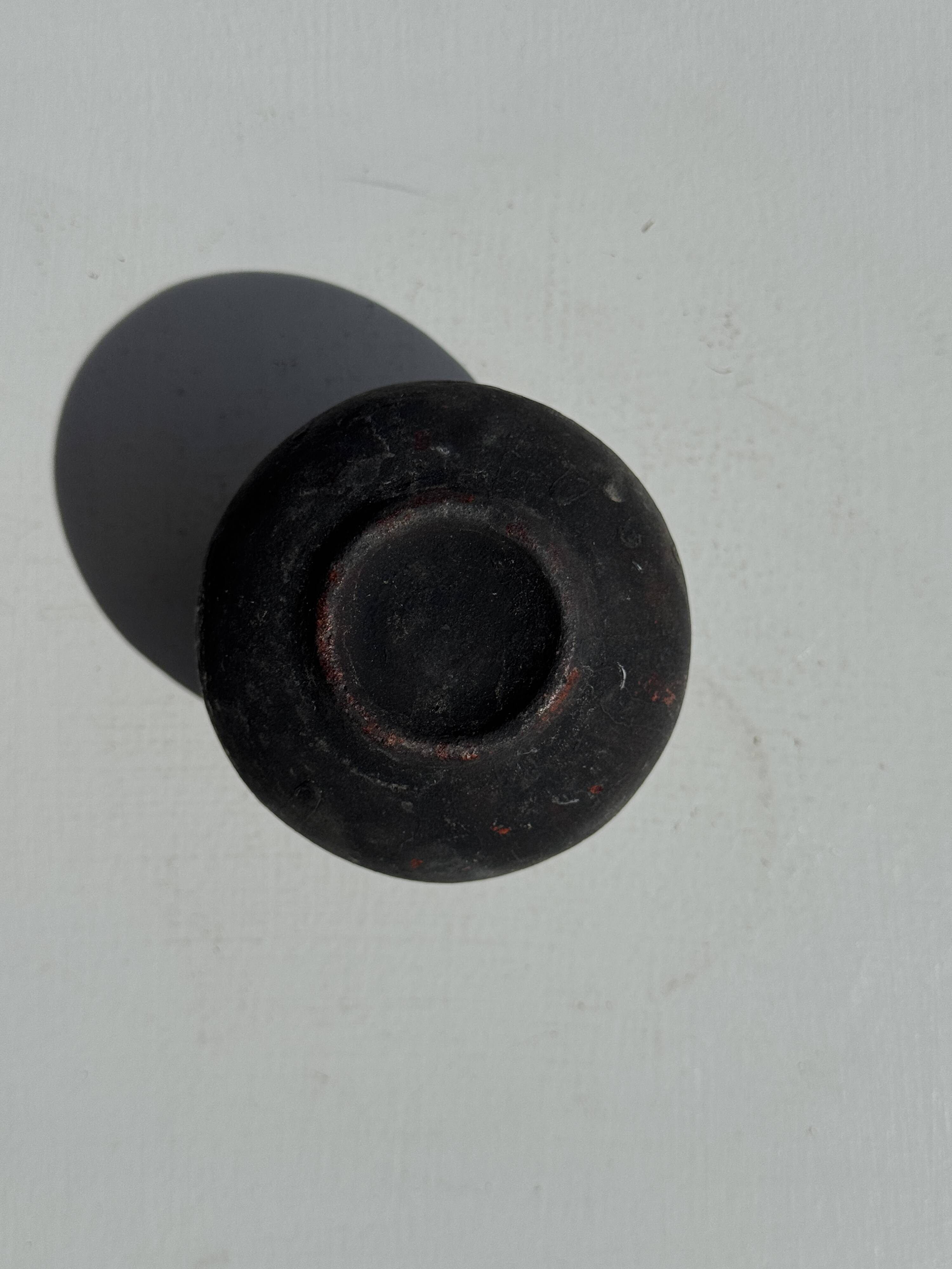 Minuscule black round pot in Indonesian terracotta H7 D7