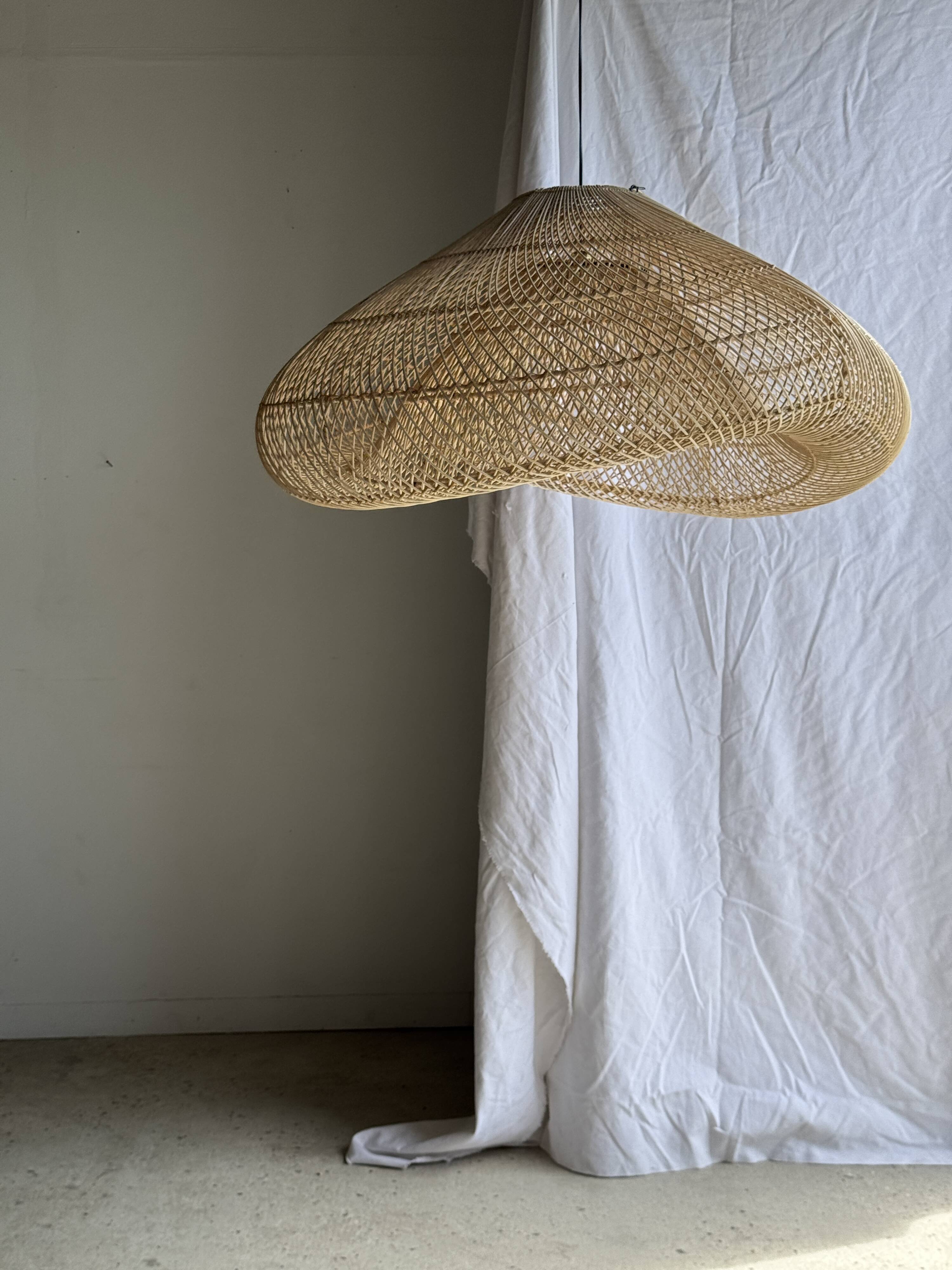 Very large suspension in the shape of a bubble or cloud H100 D100