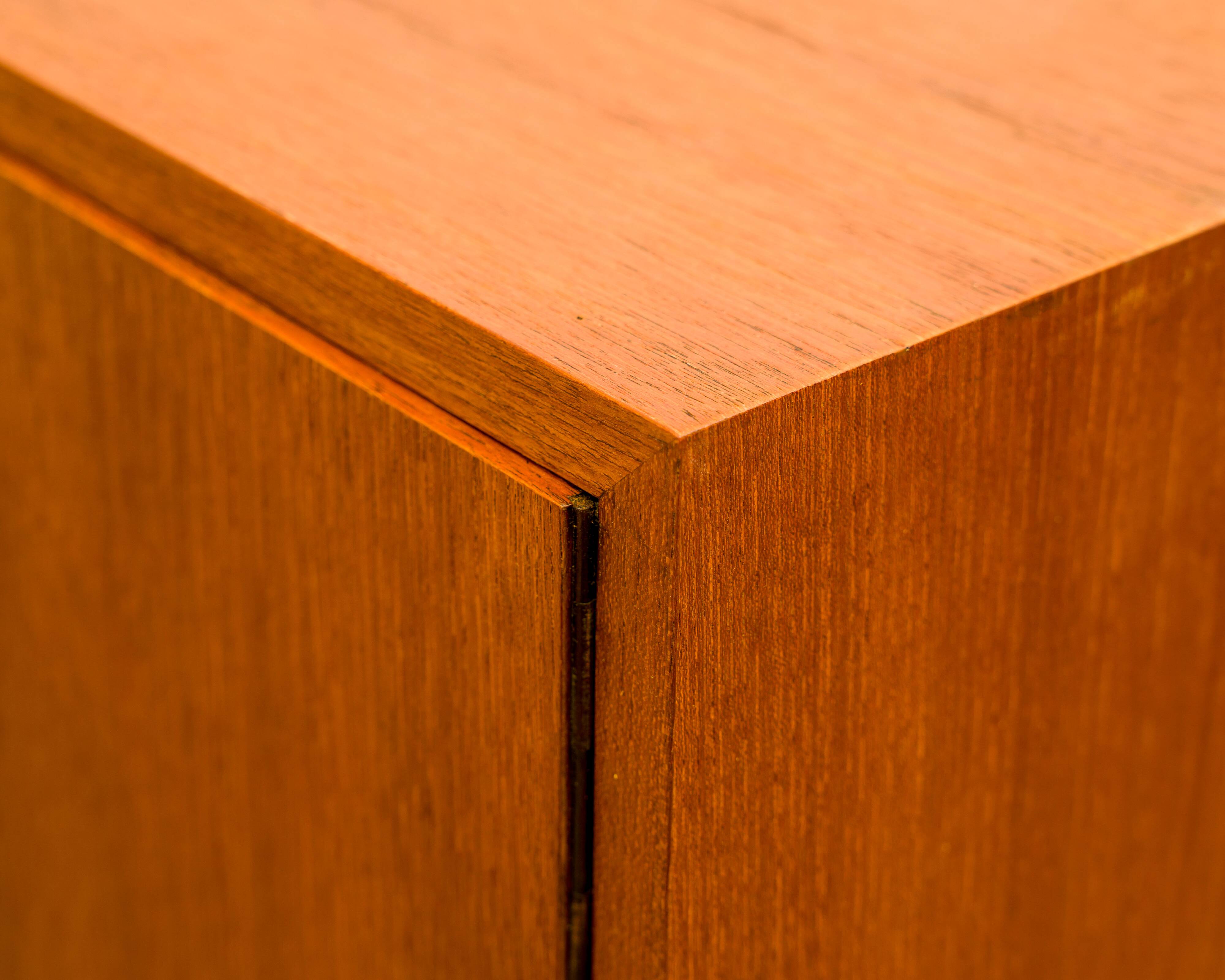 Buffet haut/Highboard en bois de teck avec portes rainurées,