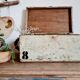 Coffre en bois ancien patiné blanc