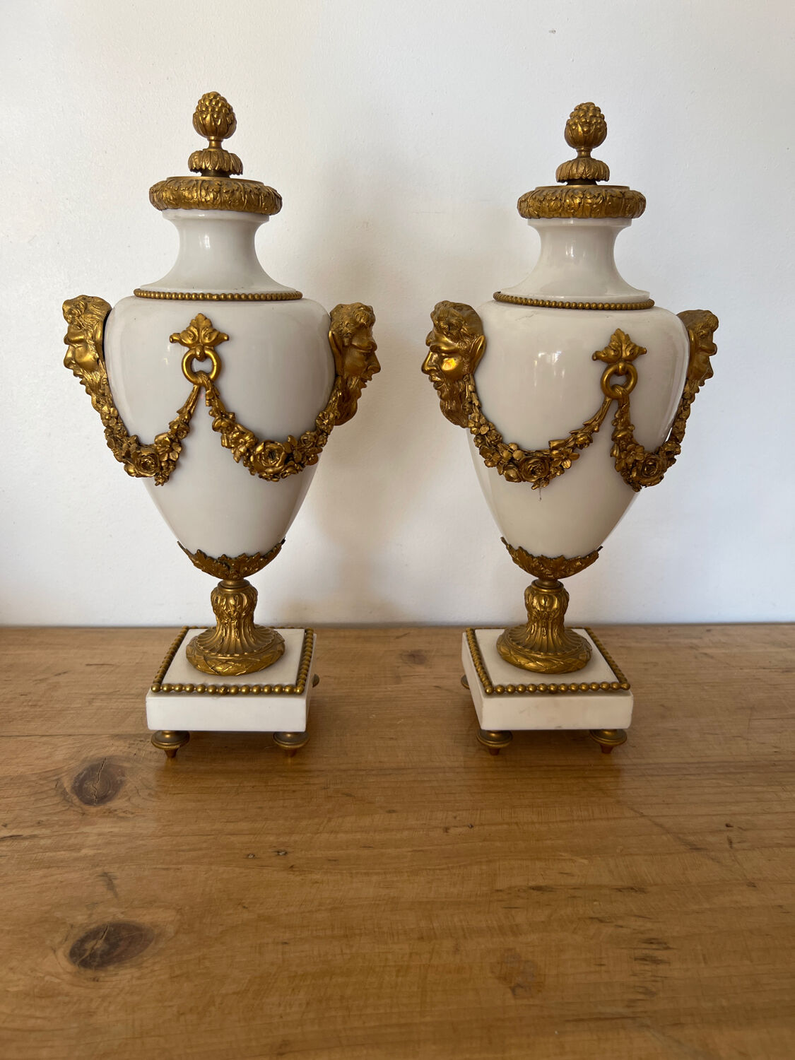 Paire de cassolettes en marbre et bronze de style Louis XVI