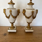 Paire de cassolettes en marbre et bronze de style Louis XVI