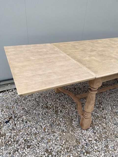 Extendable stripped farm table