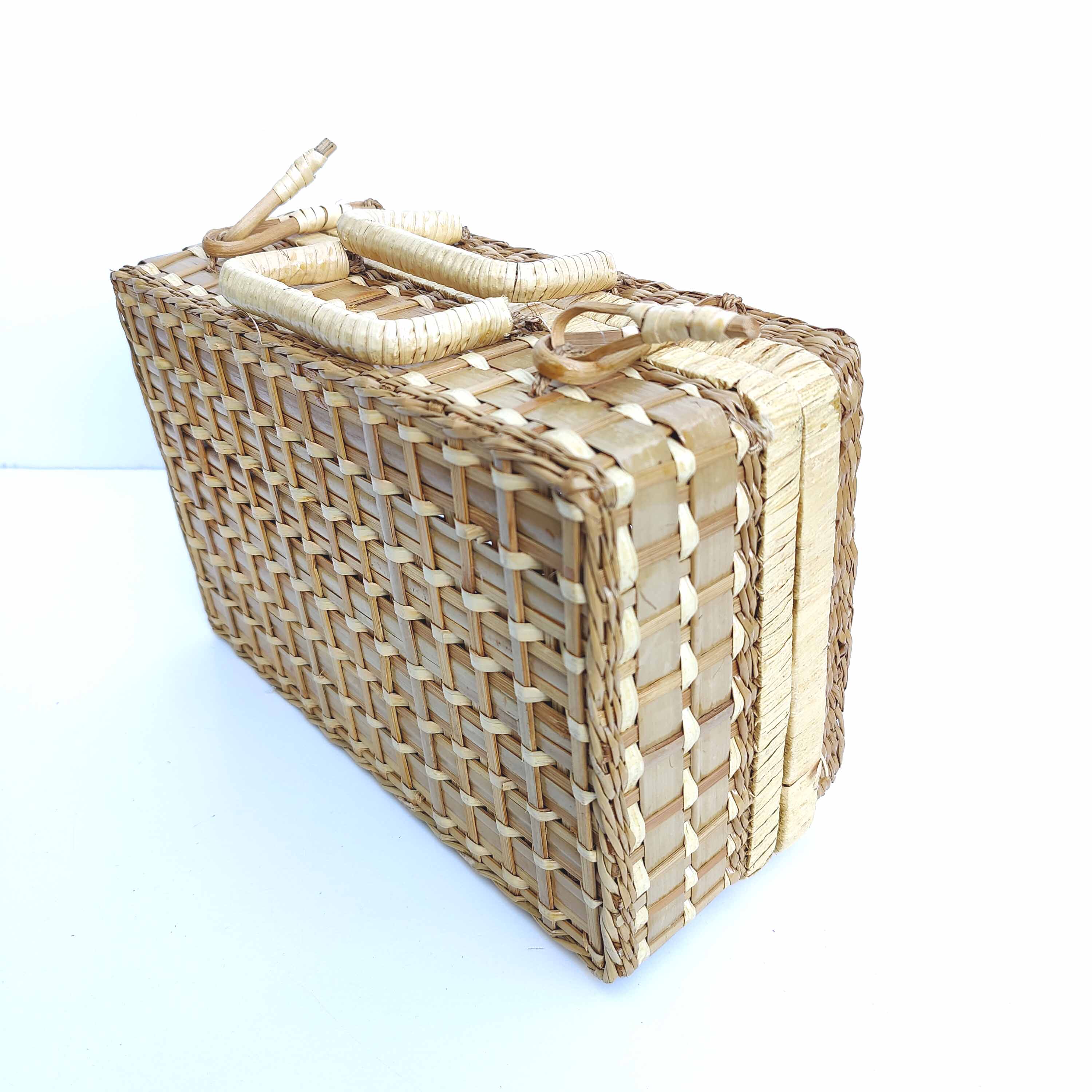 Suitcase in rattan and woven wicker
