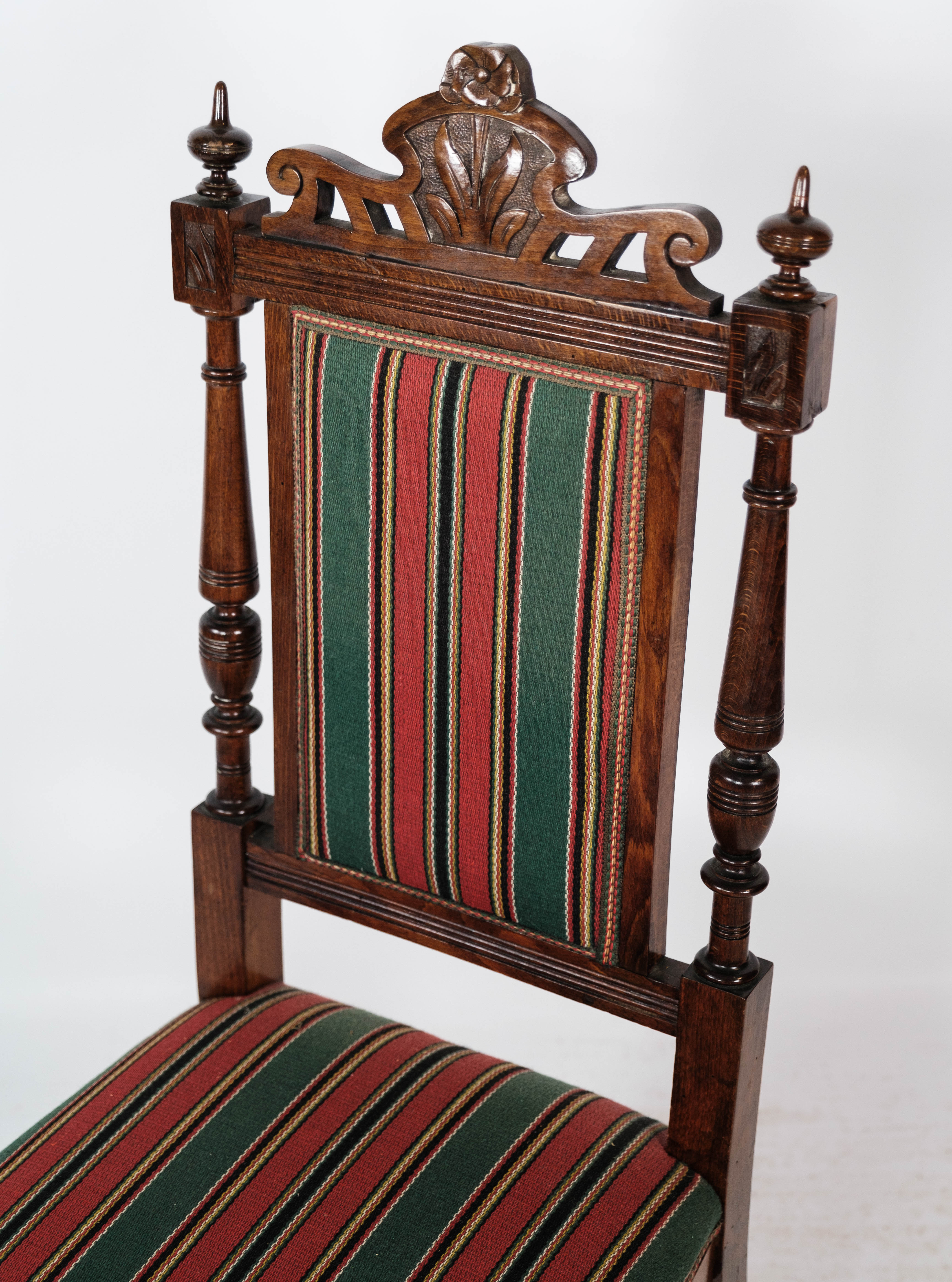 Ensemble de six chaises de salle à manger en chêne et rembourrées de tissu rayé, années 1920