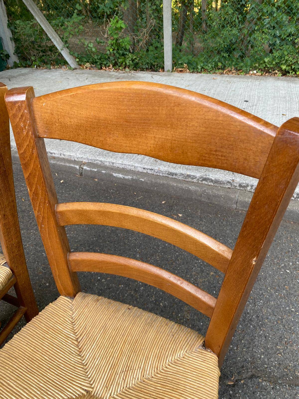 2 wooden dining chairs with rush seats from the 1970s.