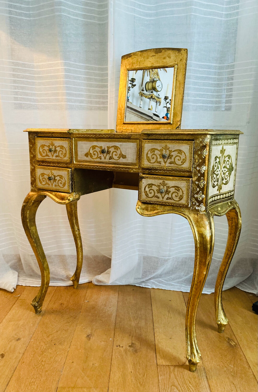 Venetian dresser from the 1960s/70s in carved wood with floral motifs.
