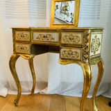 Venetian dresser from the 1960s/70s in carved wood with floral motifs.