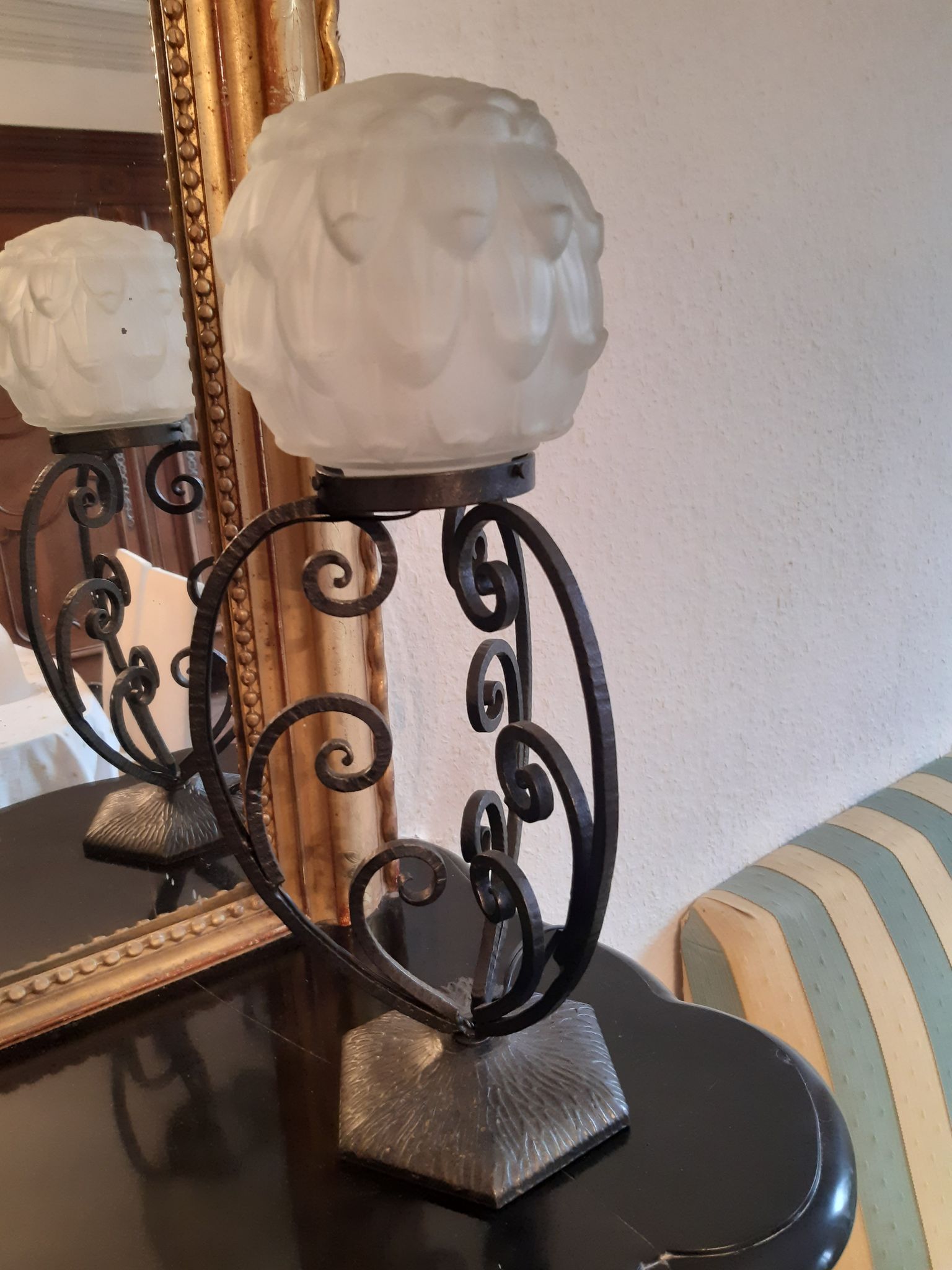 Lampe d'époque art déco fer forgé et globe verre moulé pressé