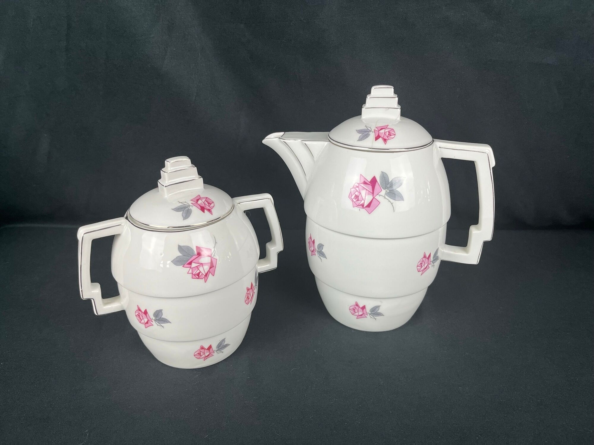 Cafetière et sucrier art déco en porcelaine vers 1930
