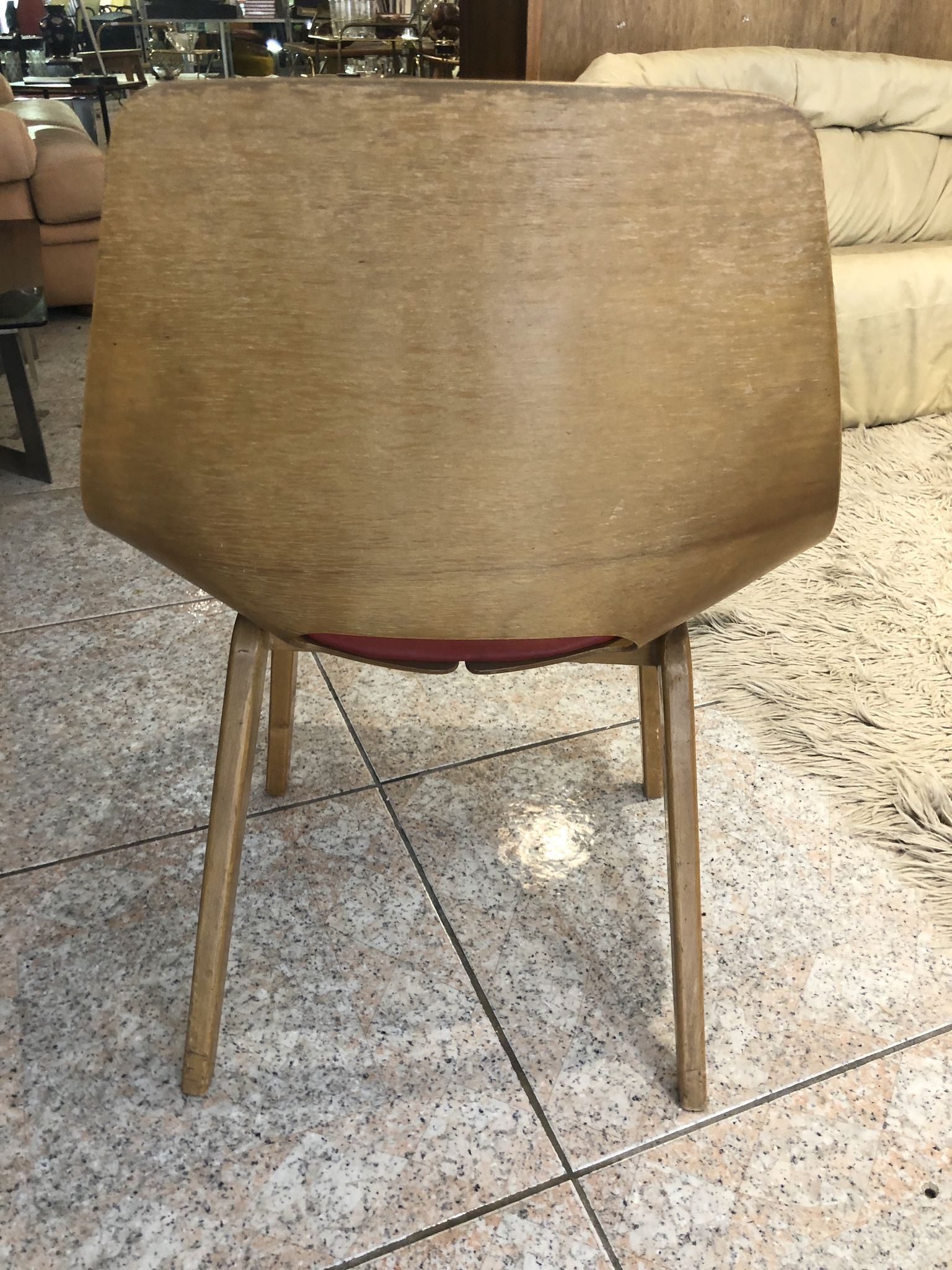 Chaise Tonneau de Guariche pieds bois