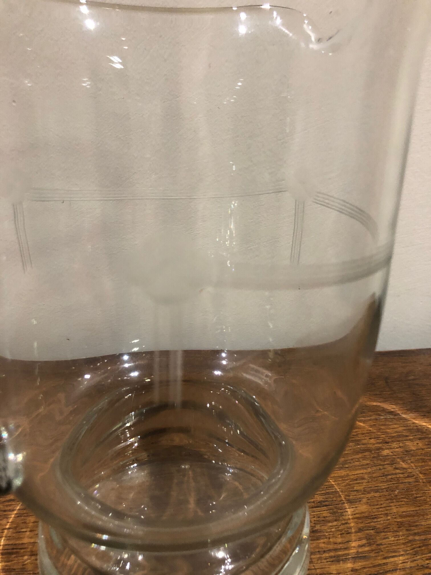 Cruche en verre ciselé années 50