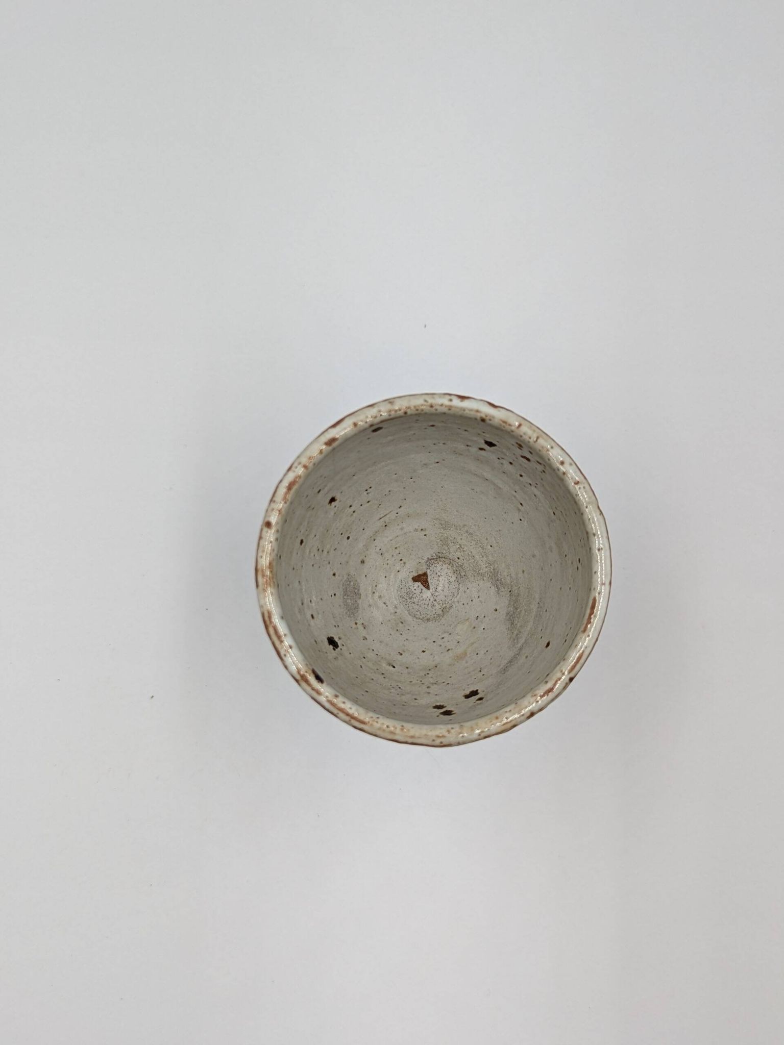 Verre sur pied en grès blanc nacré avec tâches noirs