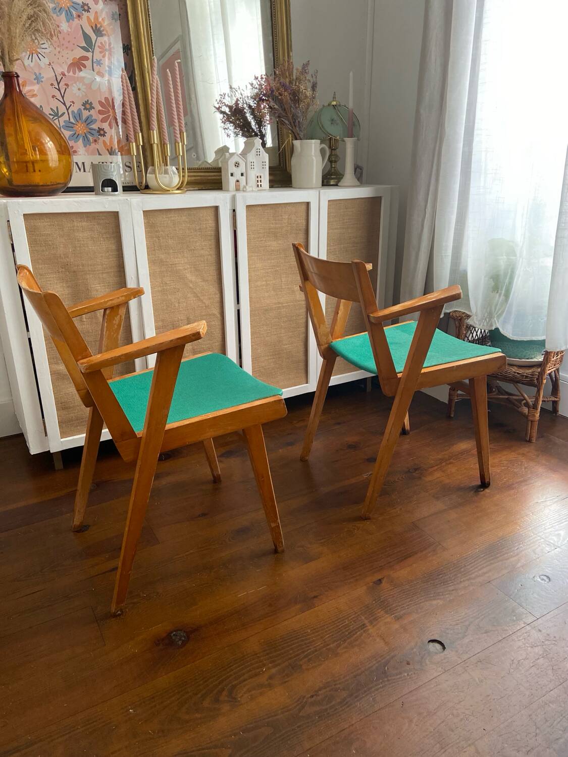 Lot de deux fauteuils Bridge Skaï pieds compas. Fauteuils scandinave vintage.