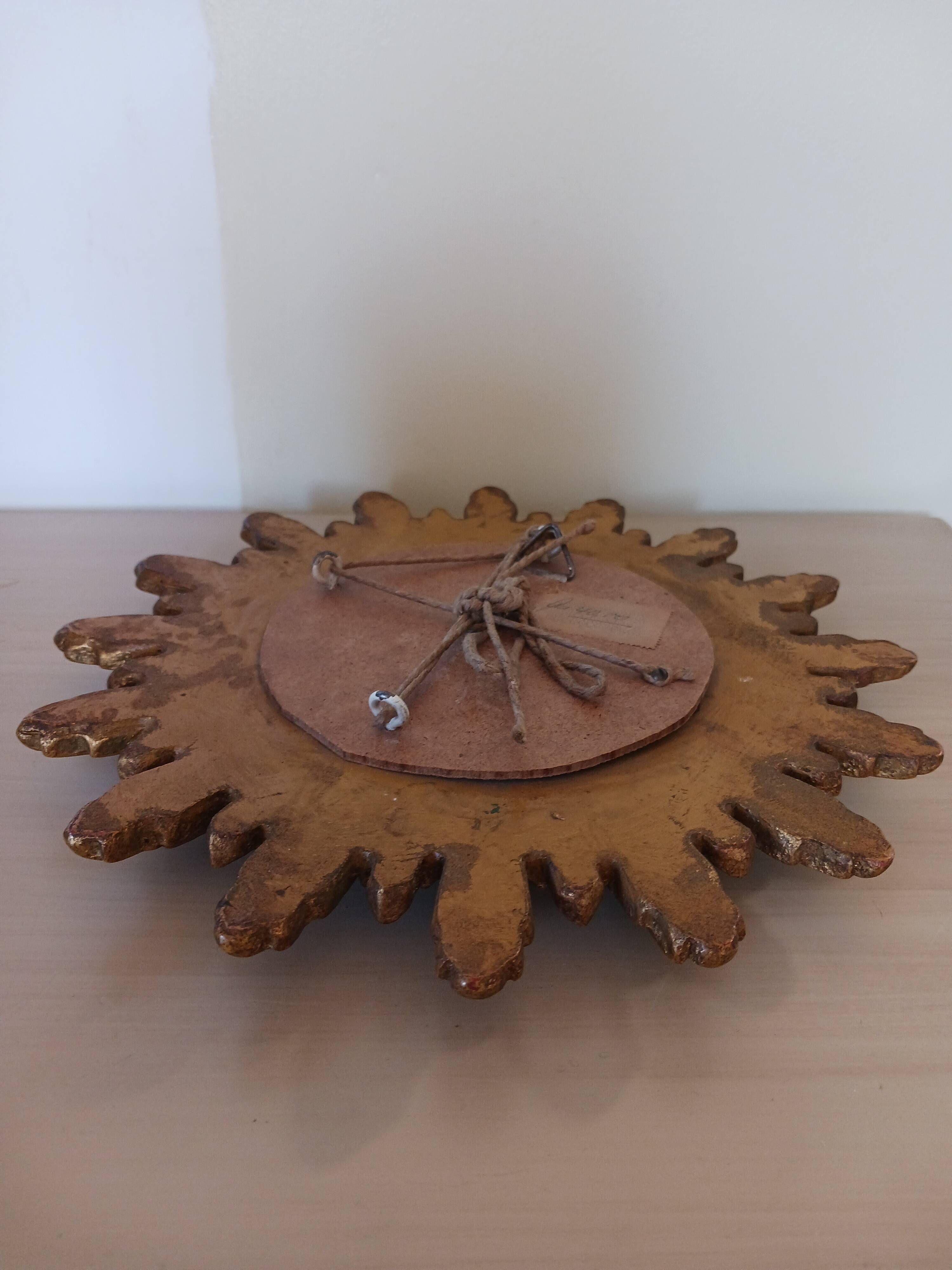 Miroir soleil vintage , en bois doré .