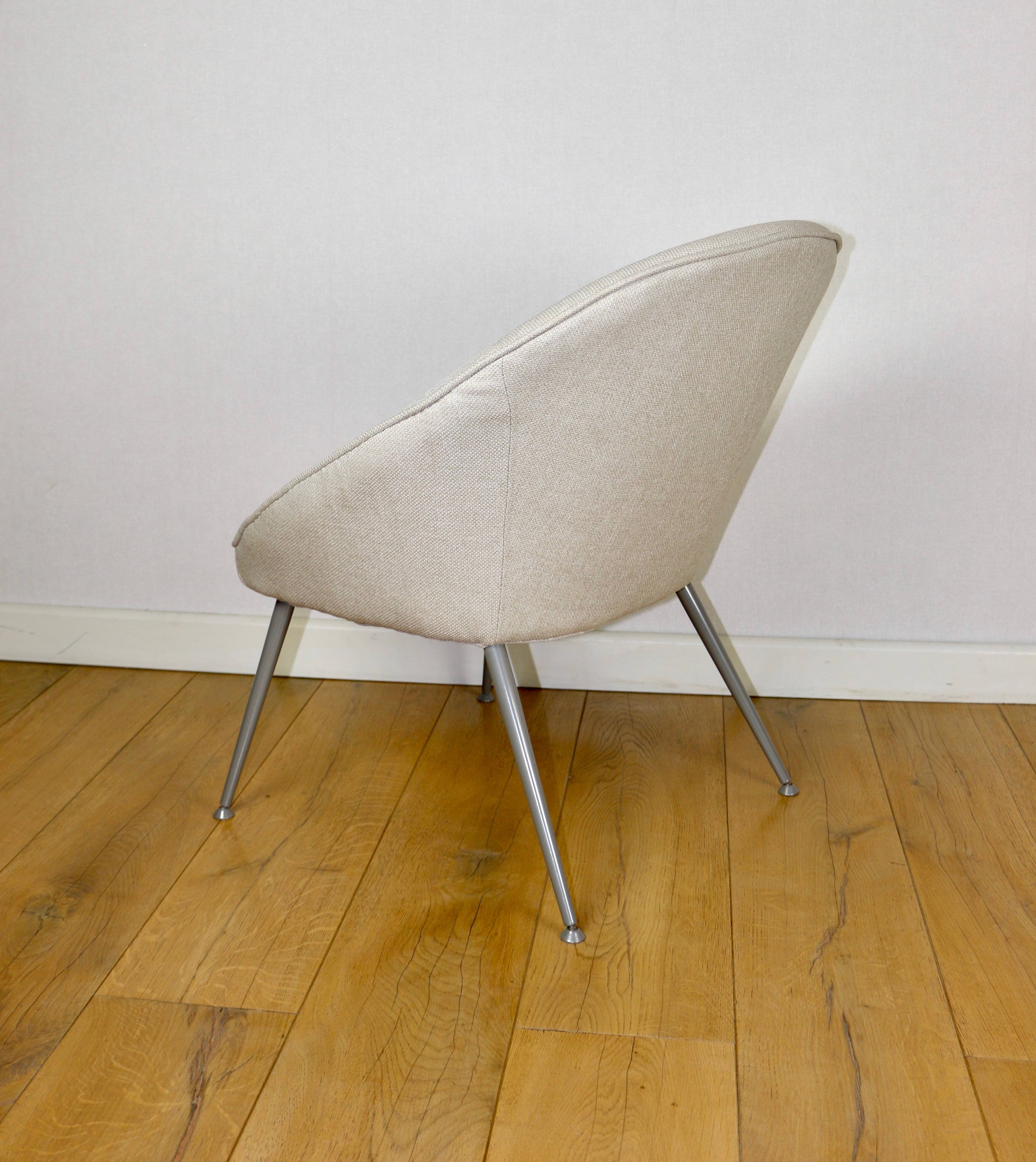 Beige ivory shell armchair from the 70s on grey metal legs - beautiful
