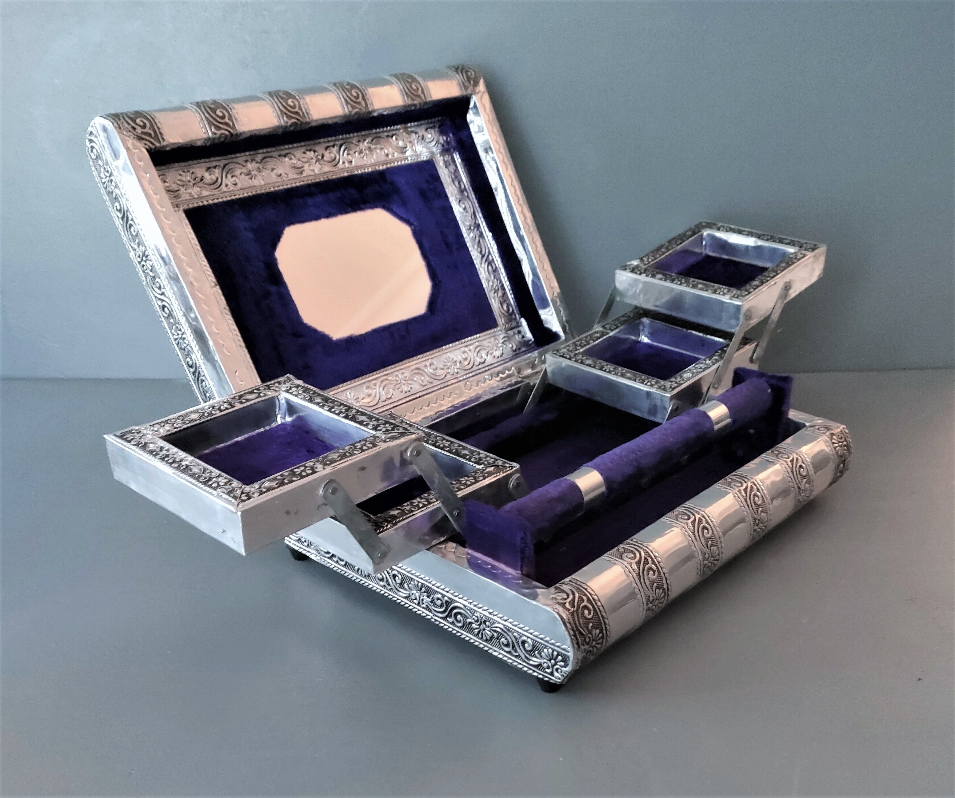 Handcrafted ethnic jewelry box - Hand-pushed silver iron - India - 70's