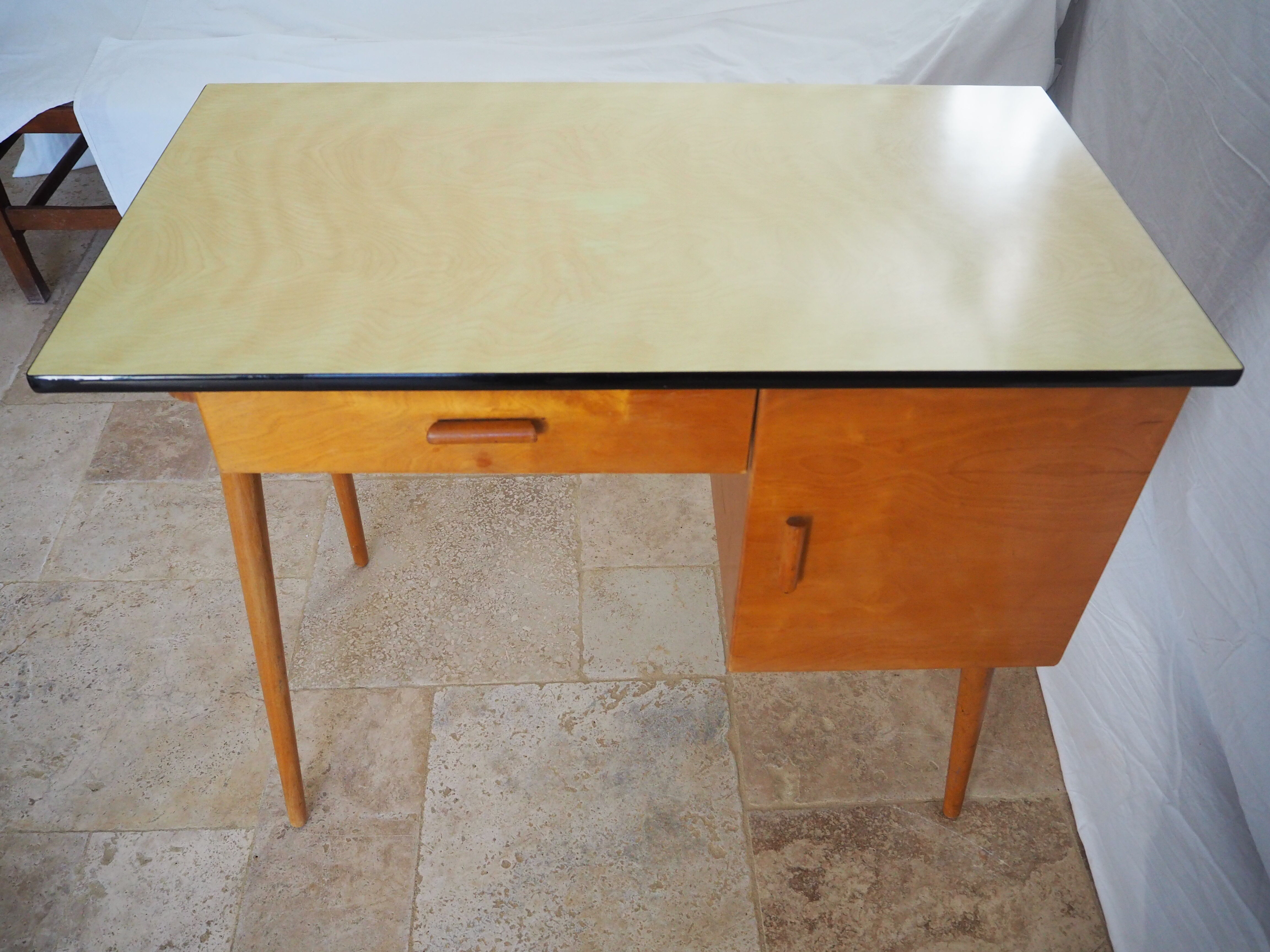 Bureau en bois plateau formica des années 60