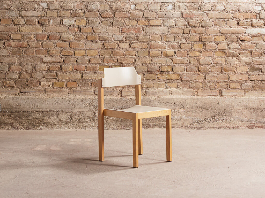 Lot of 4 chairs in solid beech, seated and back restored