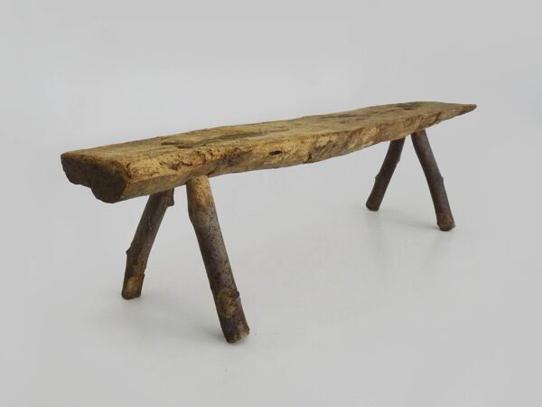 Banc bas brutaliste en bois. Banc en bois massif. Art Populaire