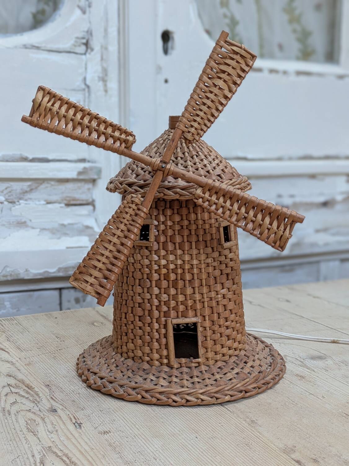 Rattan windmill lamp
