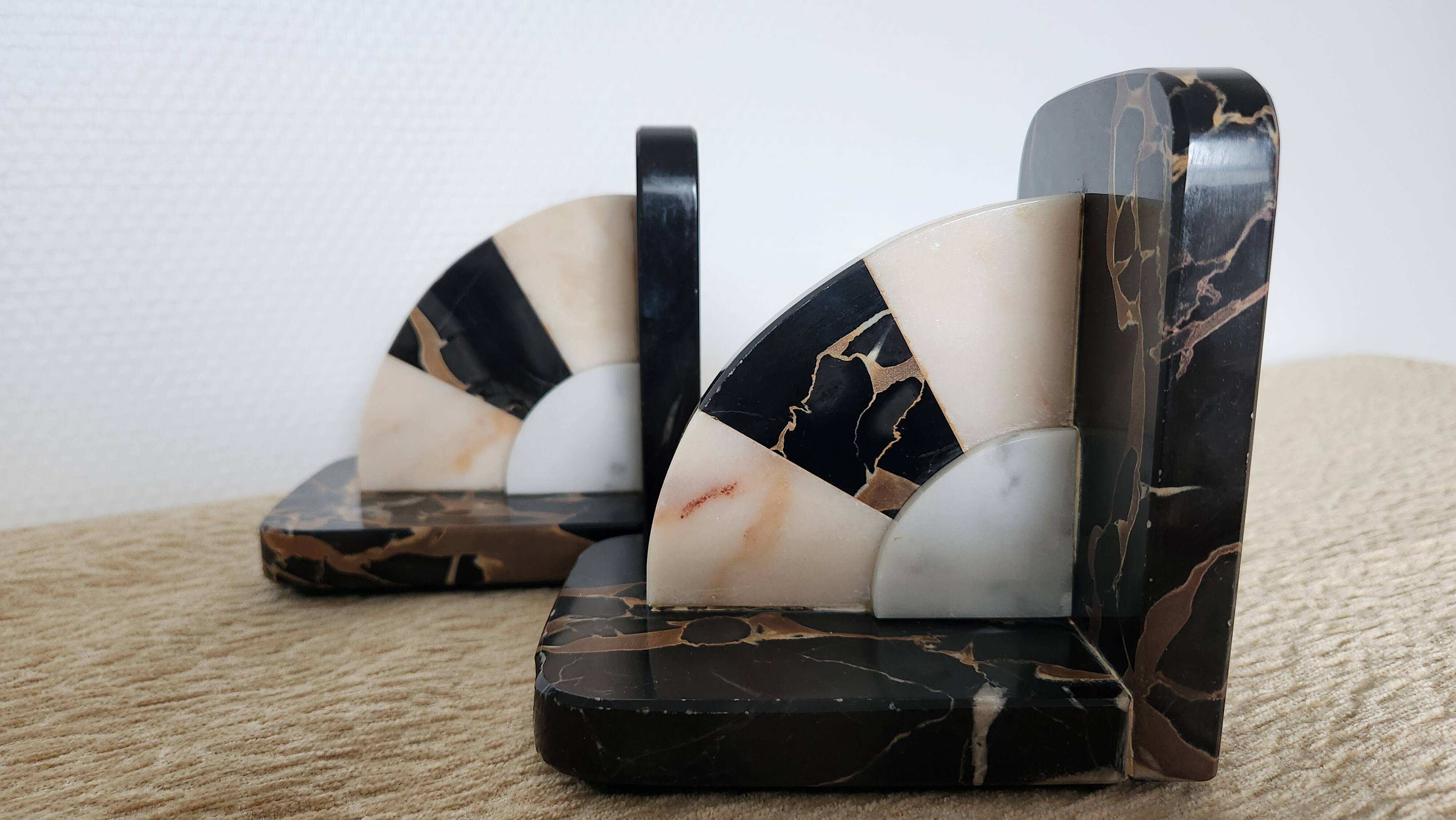 Art Deco pair of bookends in Portor marble and onyx, 1930s-1950s.