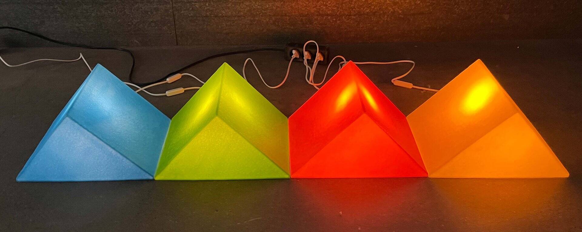 Lampe de sol ou de table en forme de prisme vert postmoderne de Heico, années 1980.