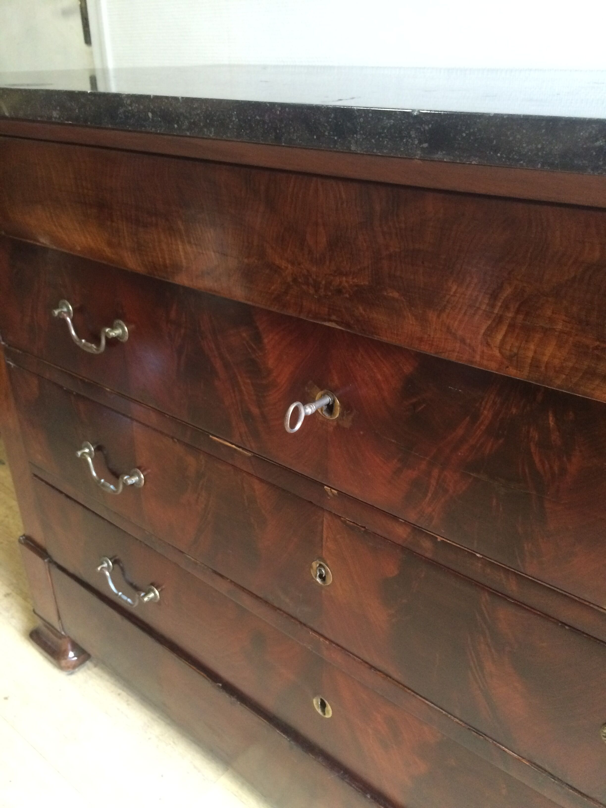 Commode Louis Philippe bois et marbre noir, 4 tiroirs