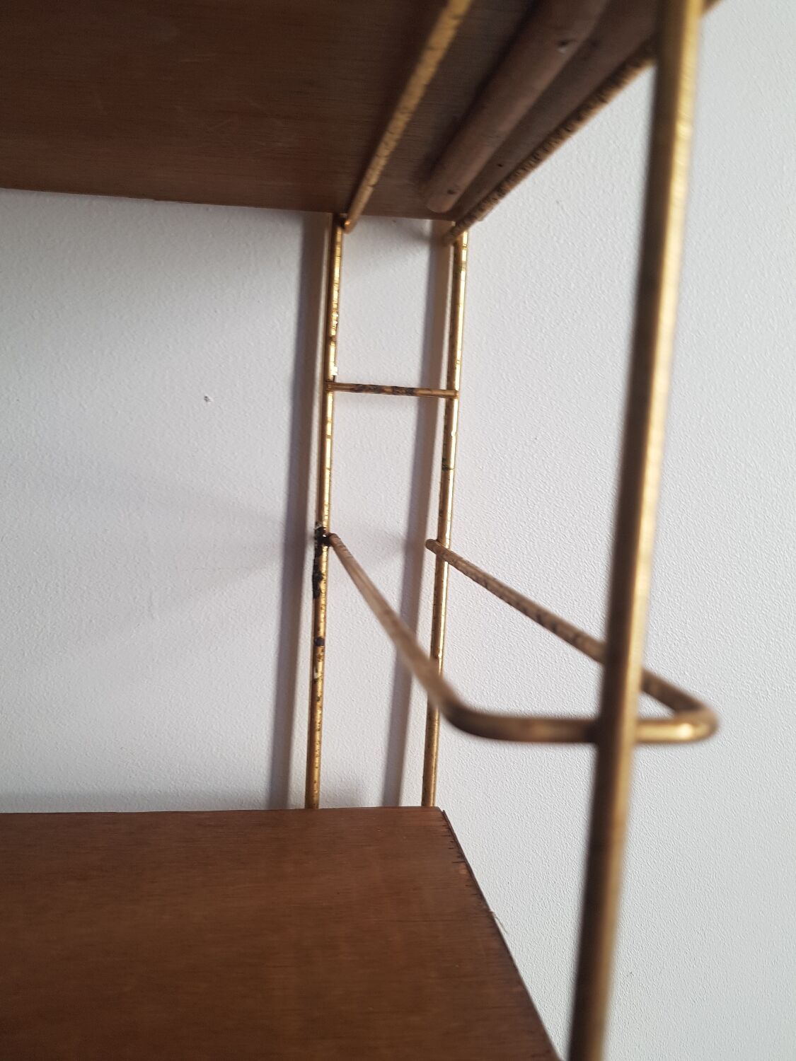 Etagere metal doré et tablettes en bois
