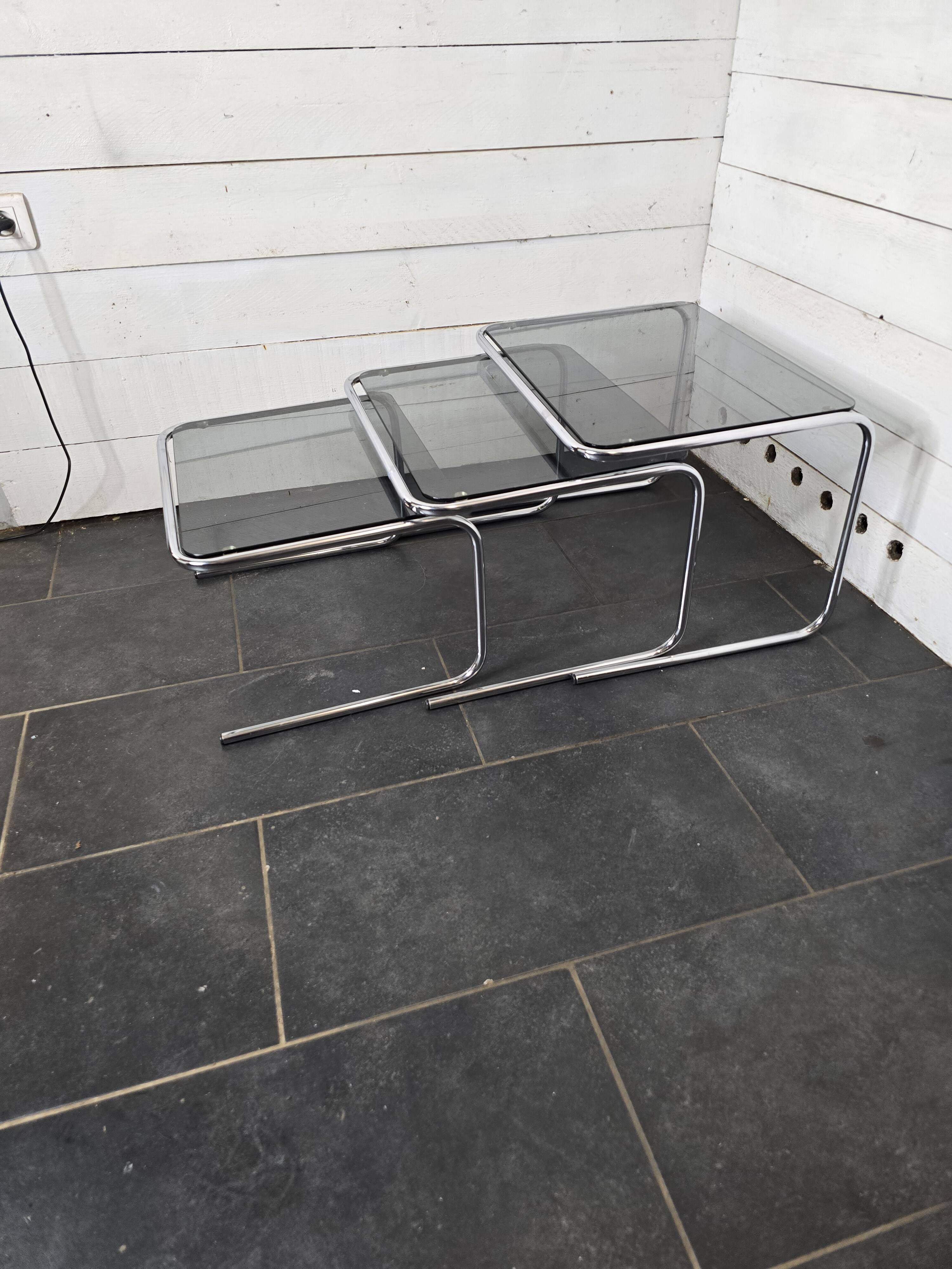 Table gigogne en métal chromé dessus verre fumé des années 70