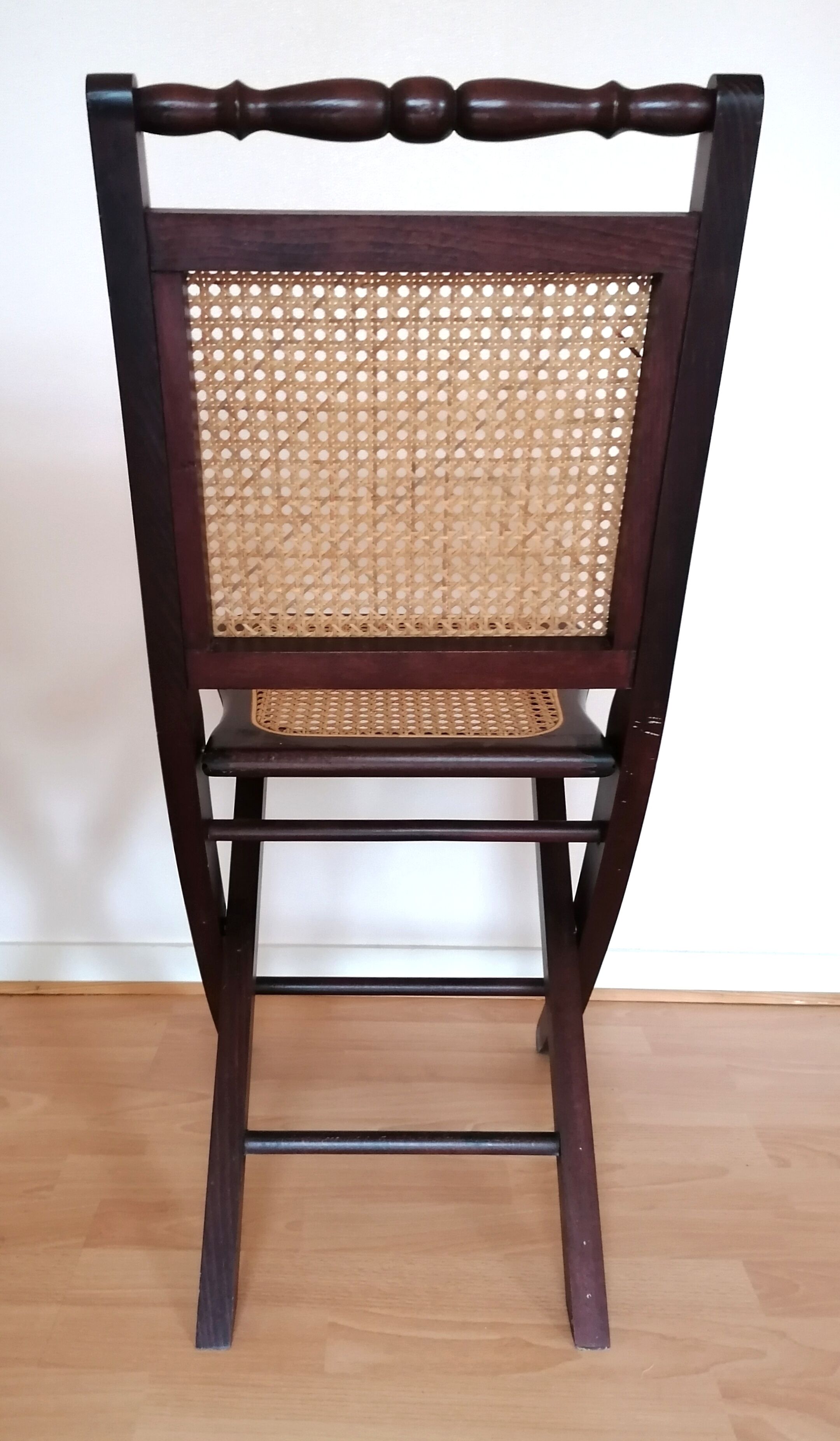 4 folding chairs canned