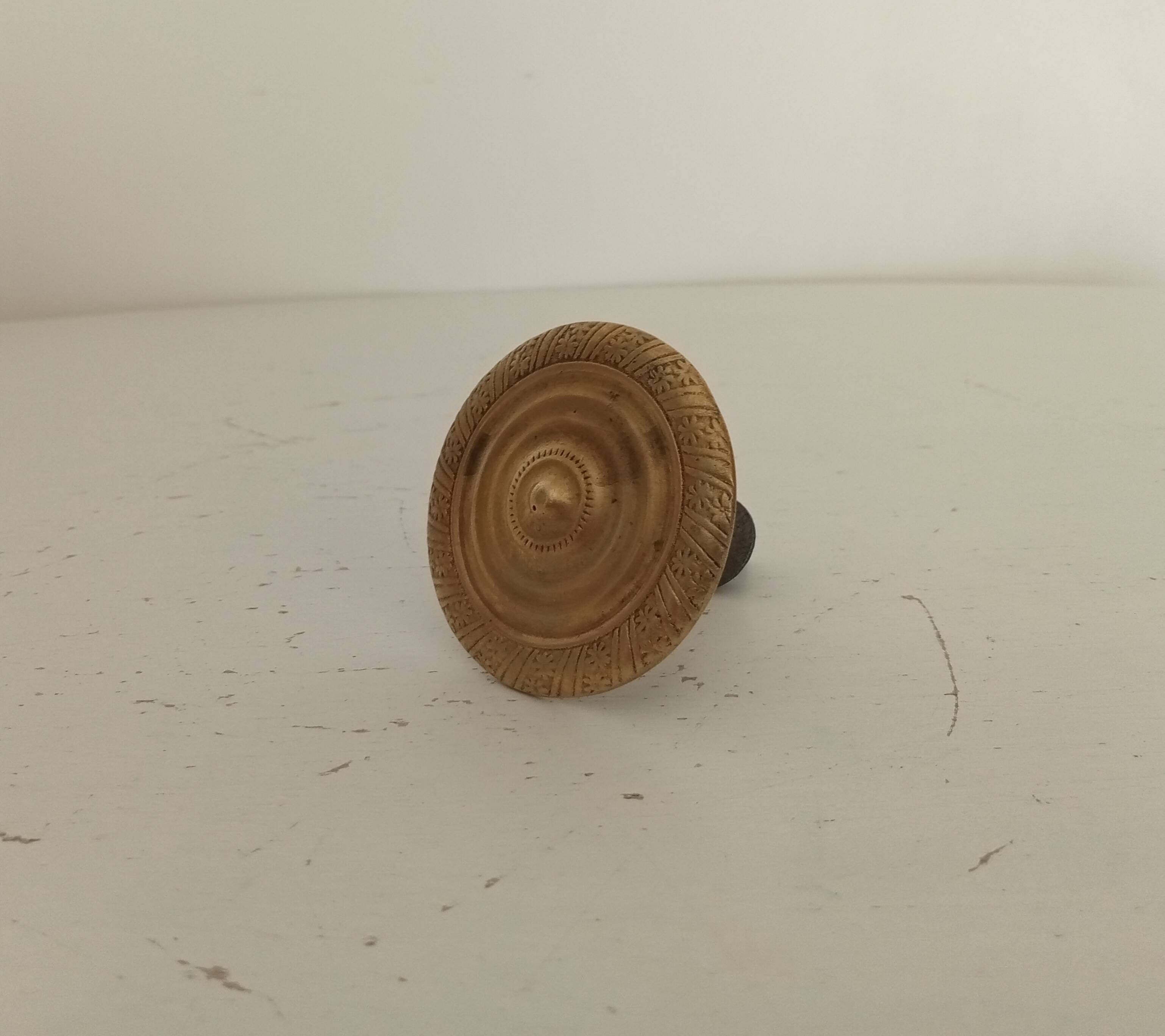 Empire furniture knob in gilded brass, 19th century.