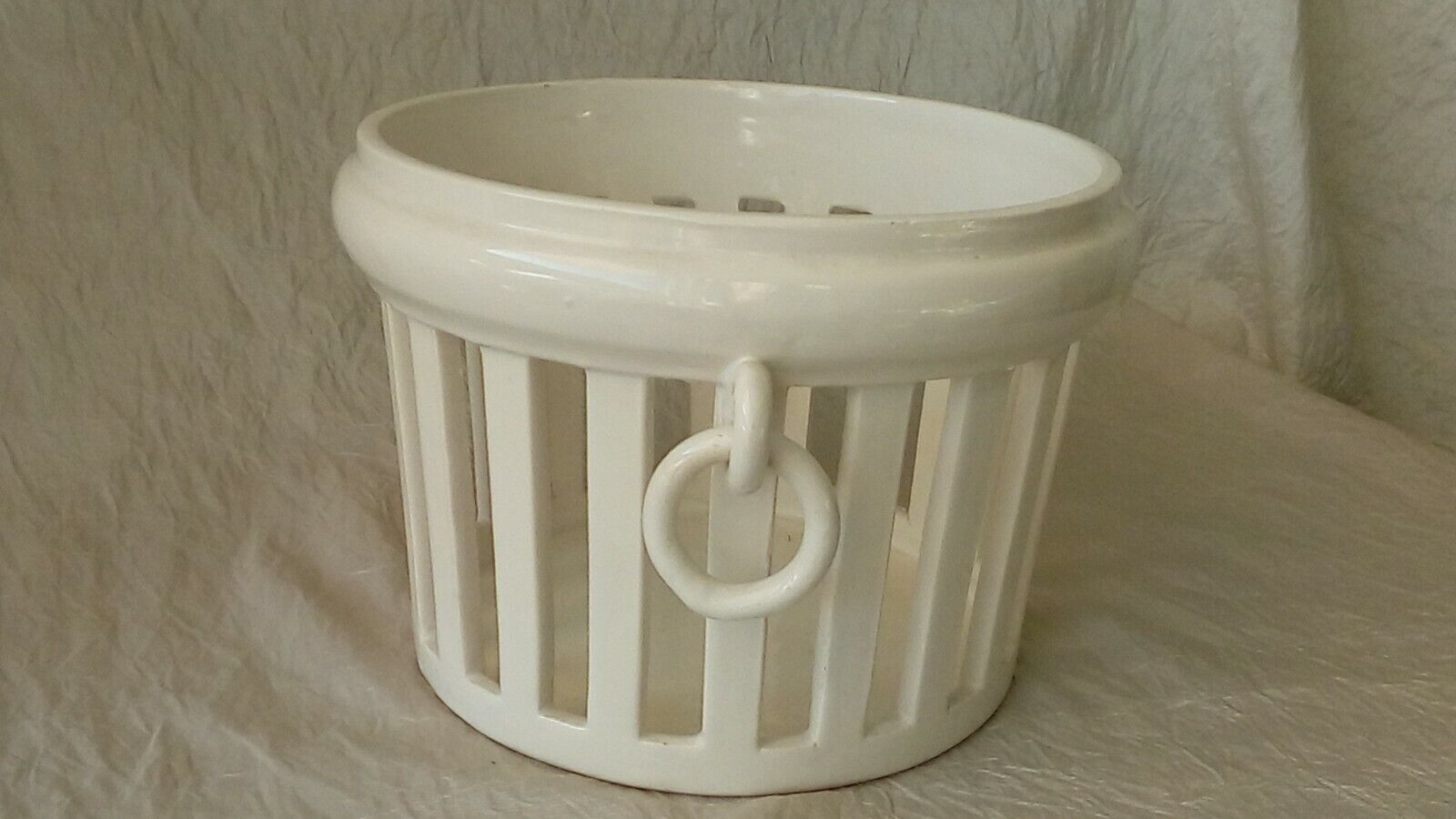 Openwork model faience pot cover