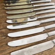 Couteaux vintage en inox dans boite