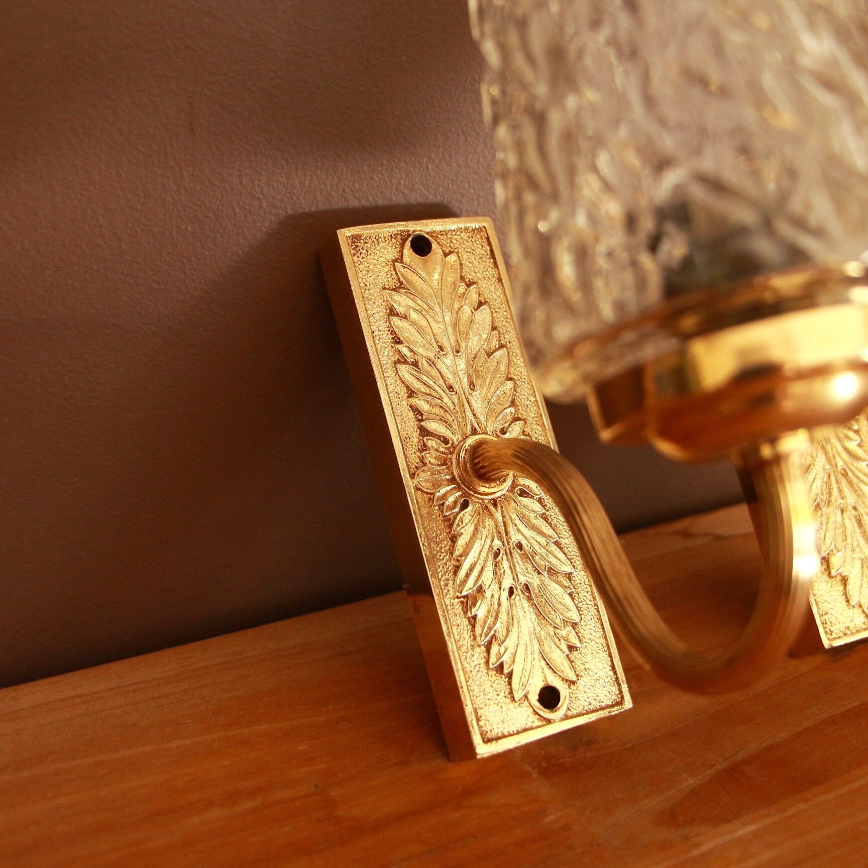 Pair of sconces in gold metal and tulip globe