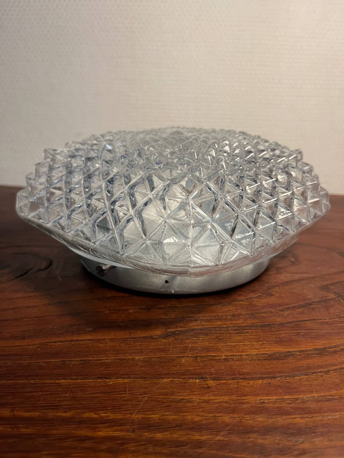 Plafonnier année 1970 en verre strié ciselé