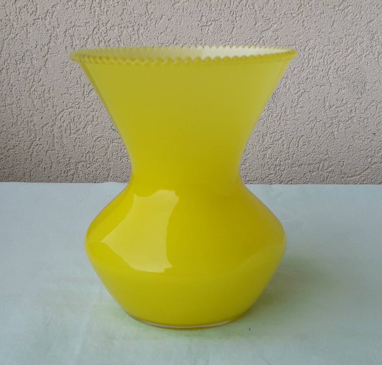 Vase en verre jaune