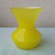 Vase en verre jaune
