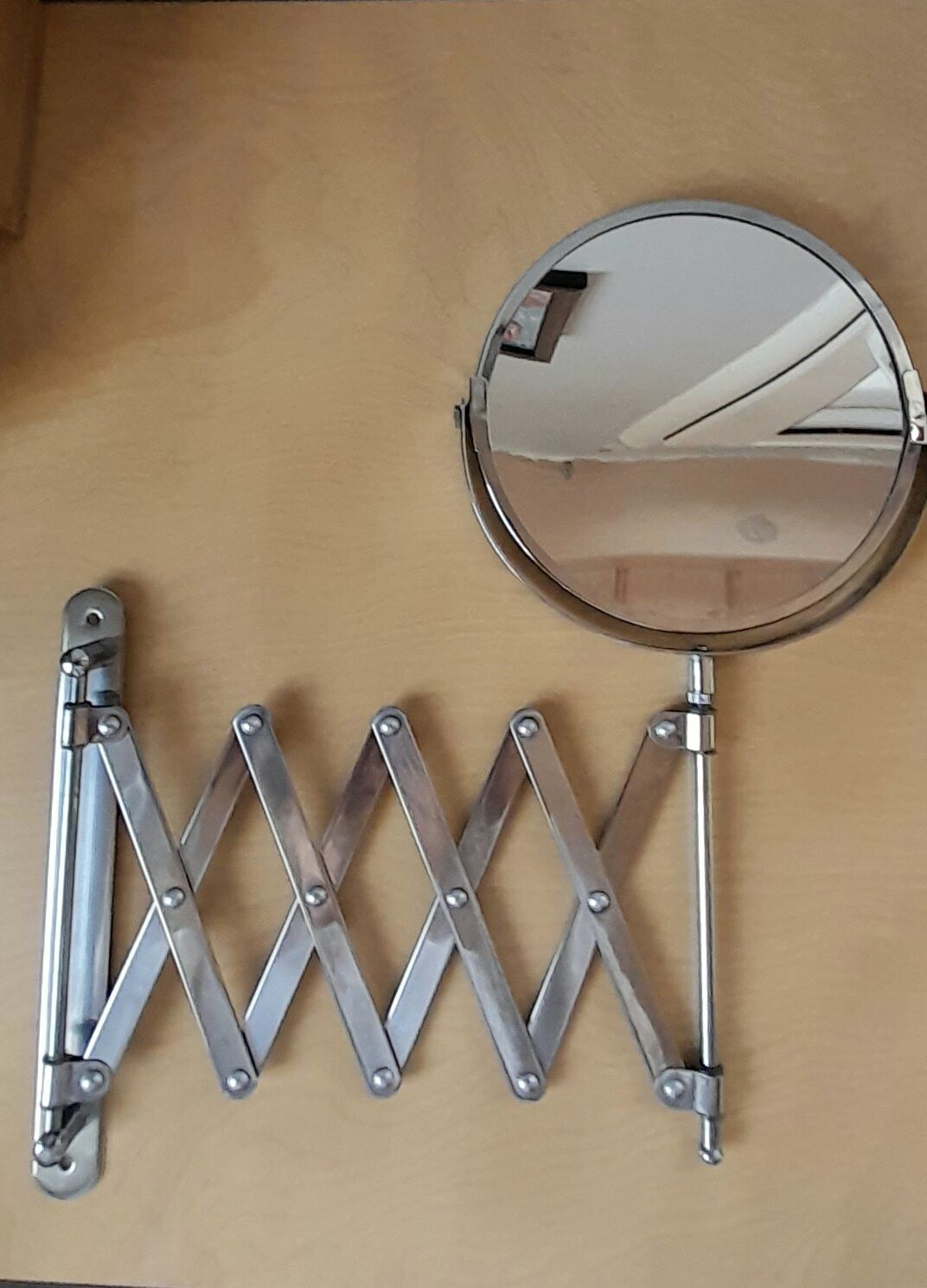 Telescopic accordion mirror