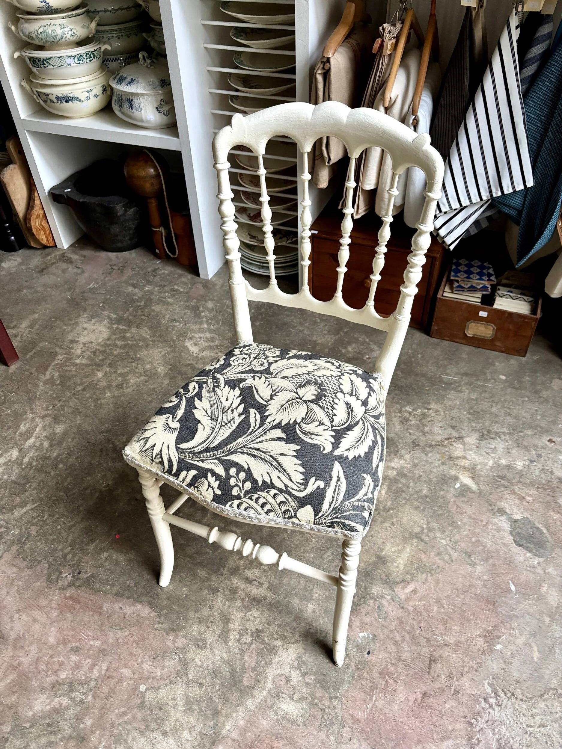 Chaise Napoléon III en bois blanc et coton "Grands Pavots" Antoinette Poisson