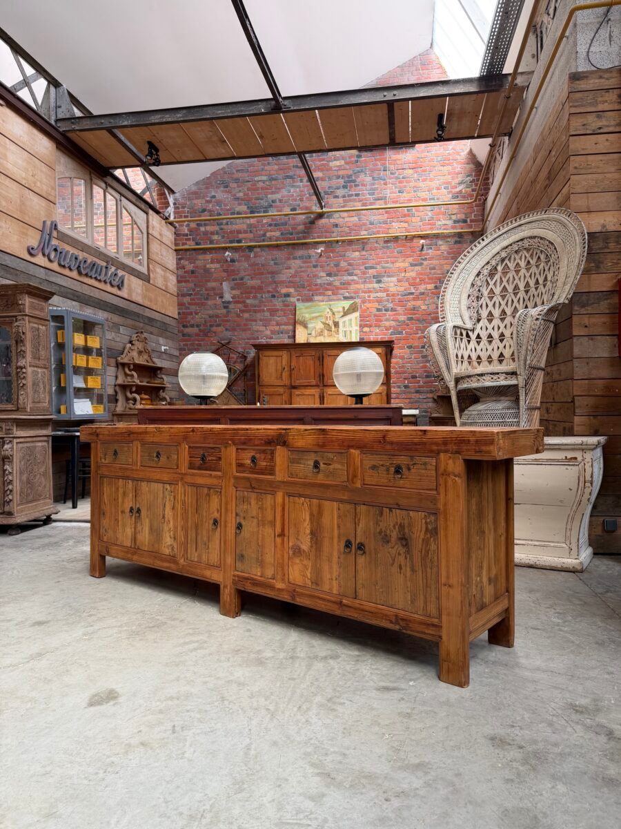 Buffet brutaliste en vieux sapin
