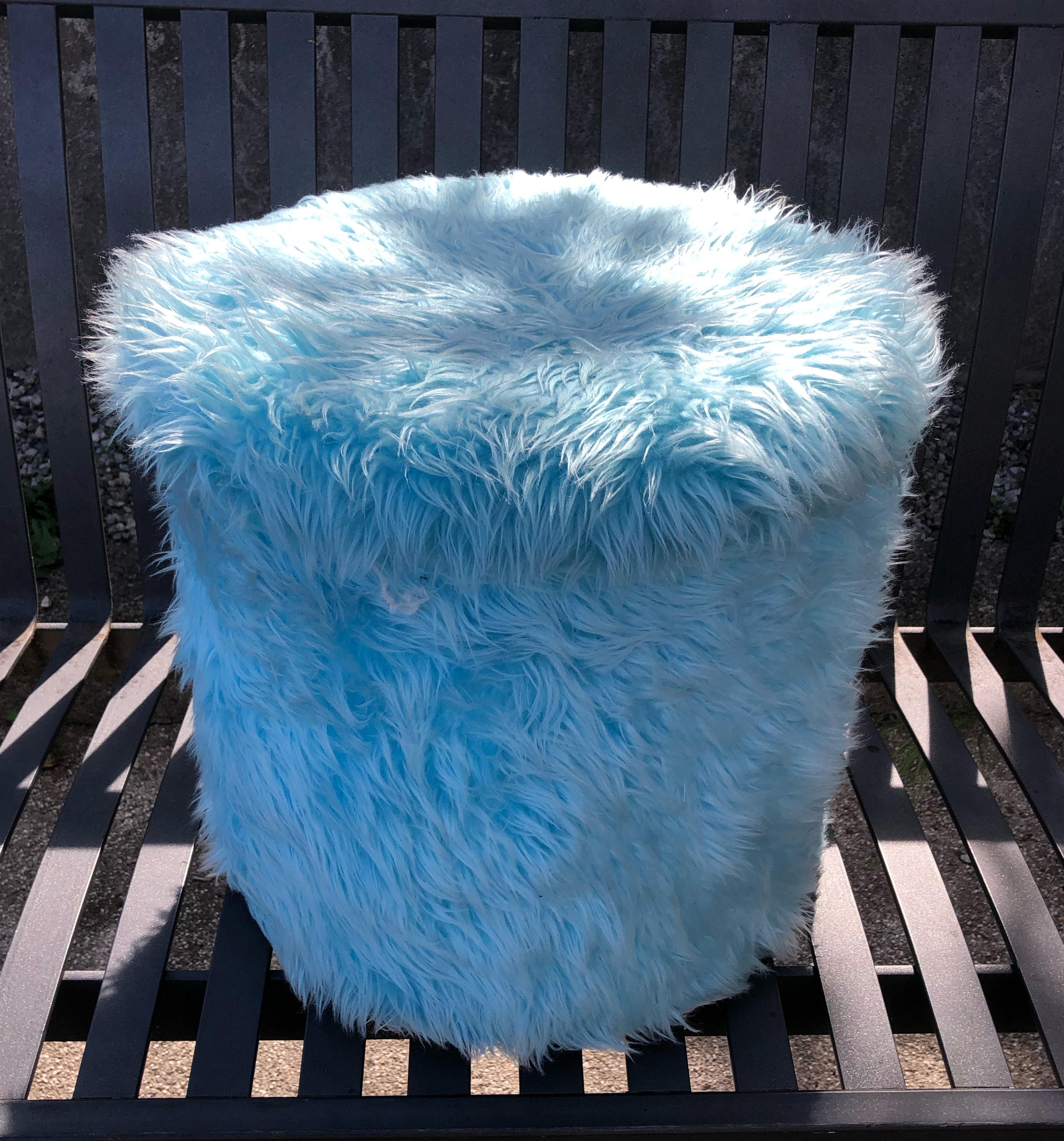 Pouf & vintage toy chest