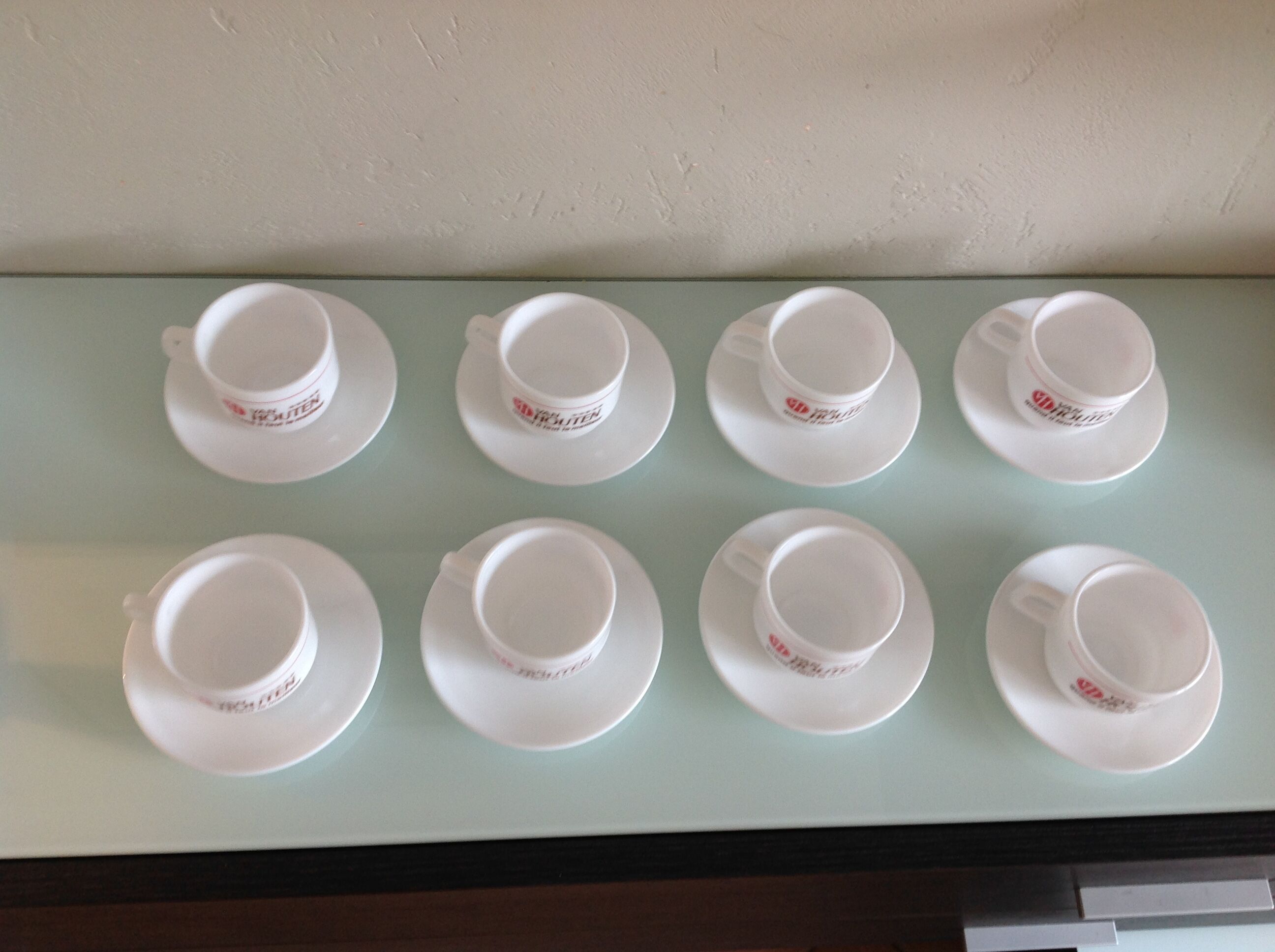 Suite de huit tasses à chocolat Van Houten en Arcopal / vintage années 70