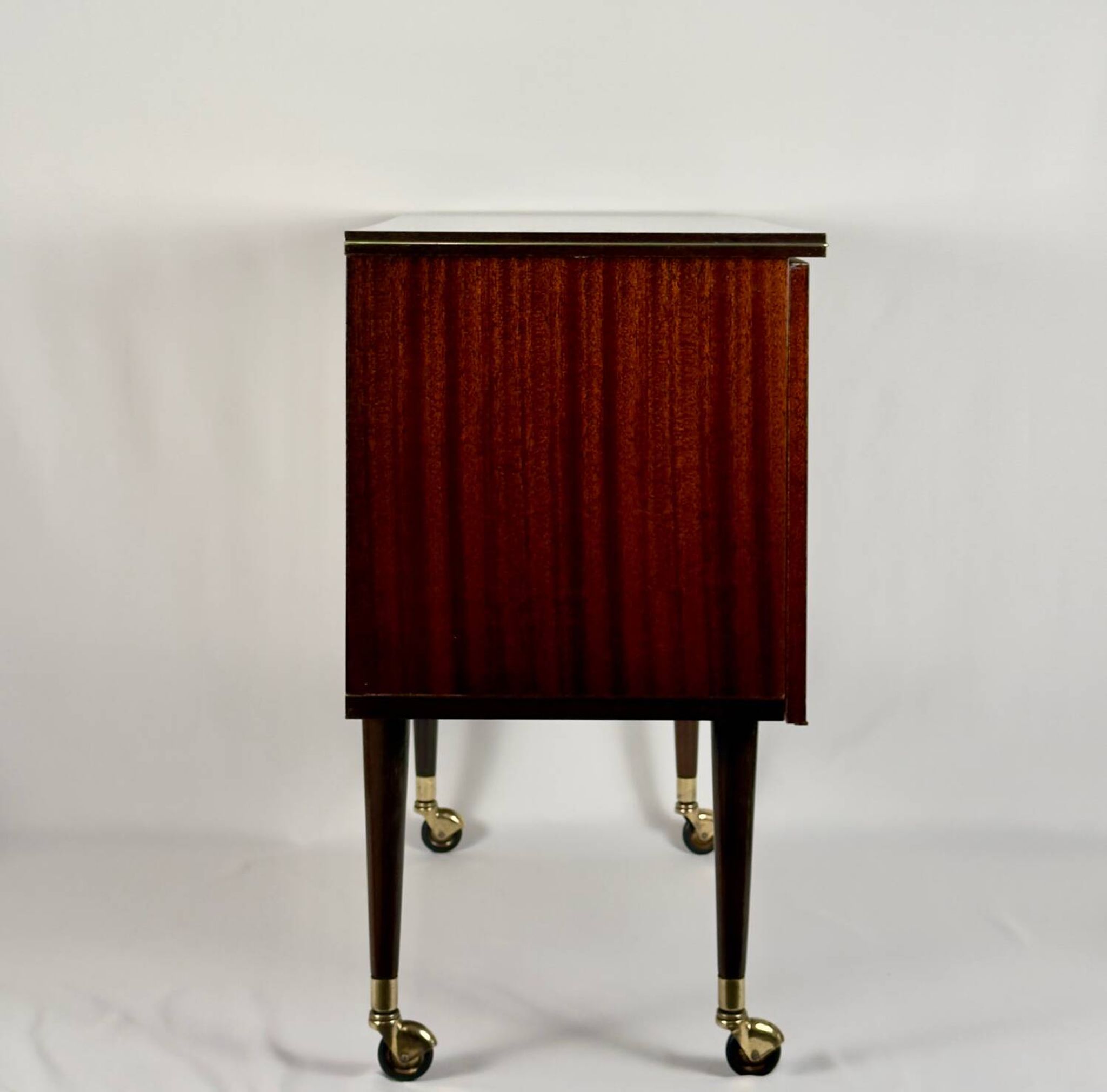 Meuble bar moderne du milieu du siècle sur roulettes en laiton – années 1960