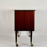 Meuble bar moderne du milieu du siècle sur roulettes en laiton – années 1960